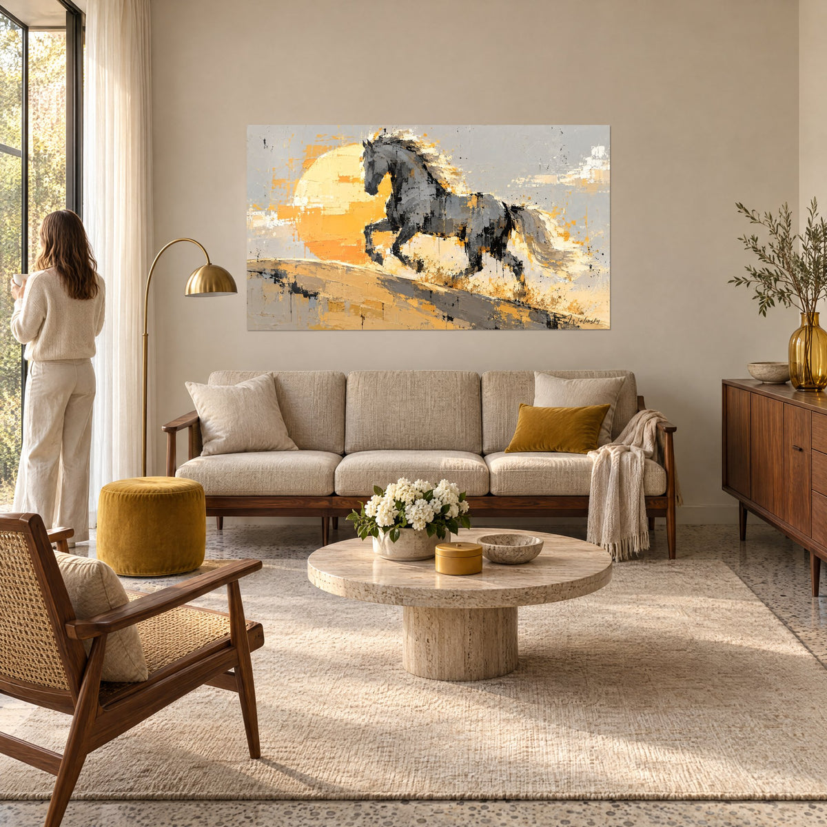 Tableau étalon gris galopant devant un soleil rond ocre, empâtements de peinture, femme de dos au-dessus d'un canapé dans un salon lumineux