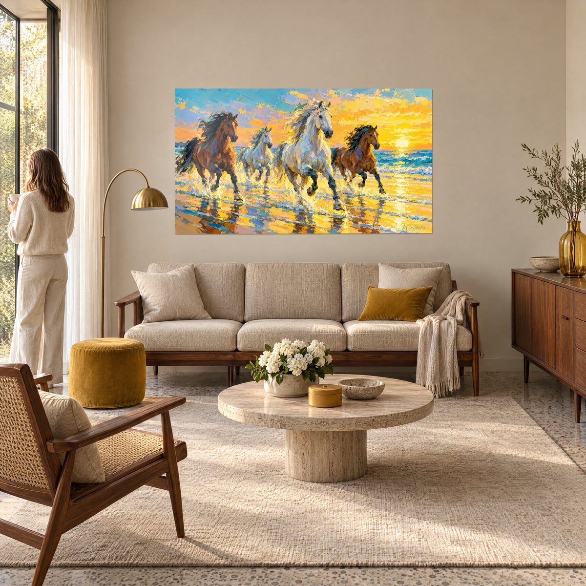 Tableau quatre chevaux galopant dans l'écume dorée, crinières noires au vent, ciel orange et bleu, au-dessus d'un canapé dans un salon lumineux