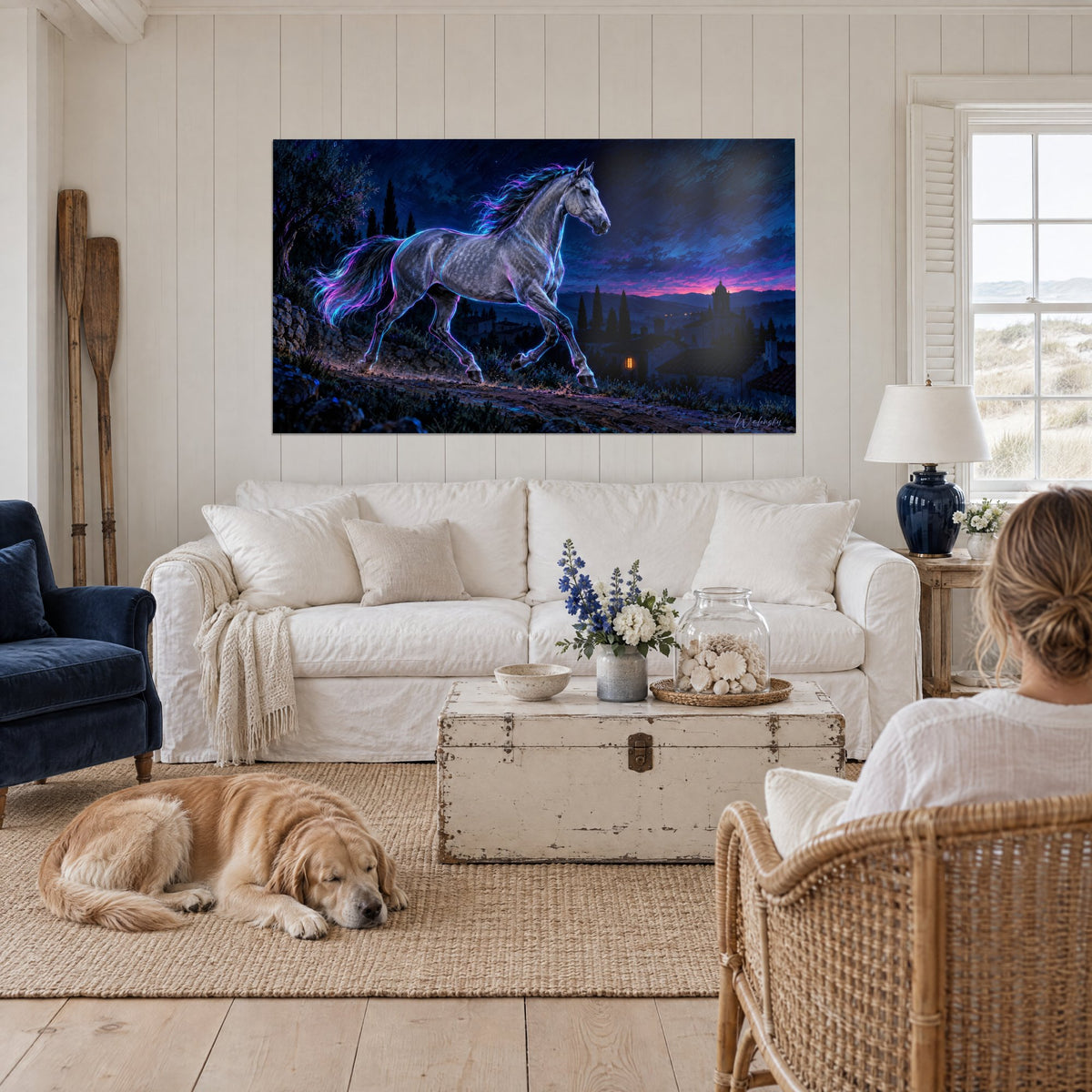 Tableau étalon gris pommelé en plein galop, crinière rose et bleu néon, ciel indigo, au-dessus d'un canapé dans un salon lumineux