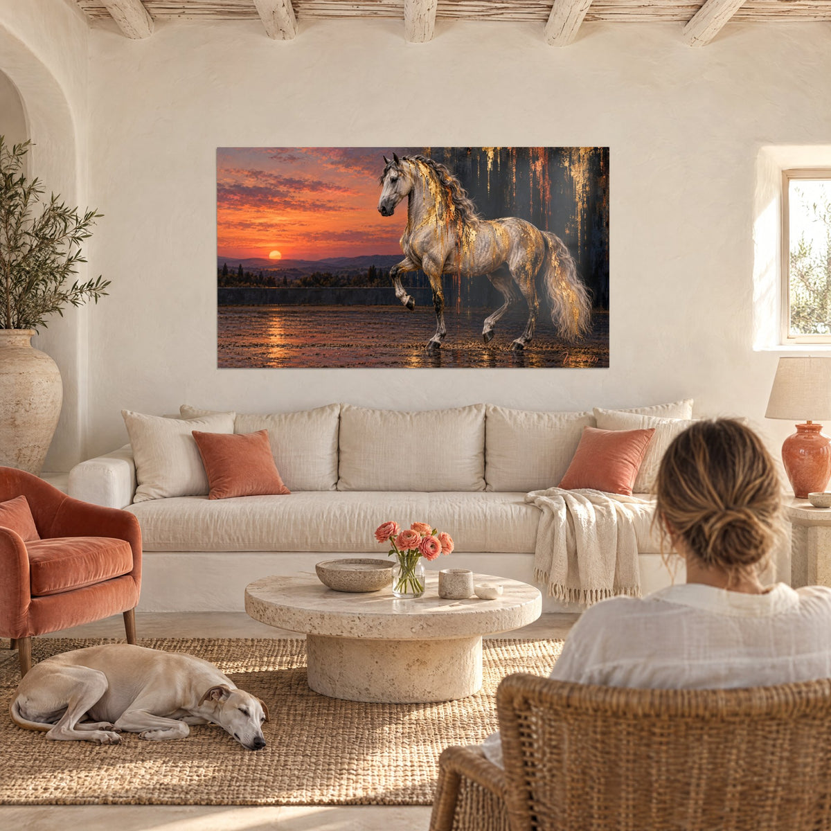 Tableau étalon gris pommelé aux coulures d'or, ciel orange et bleu nuit, au-dessus d'un canapé dans un salon lumineux