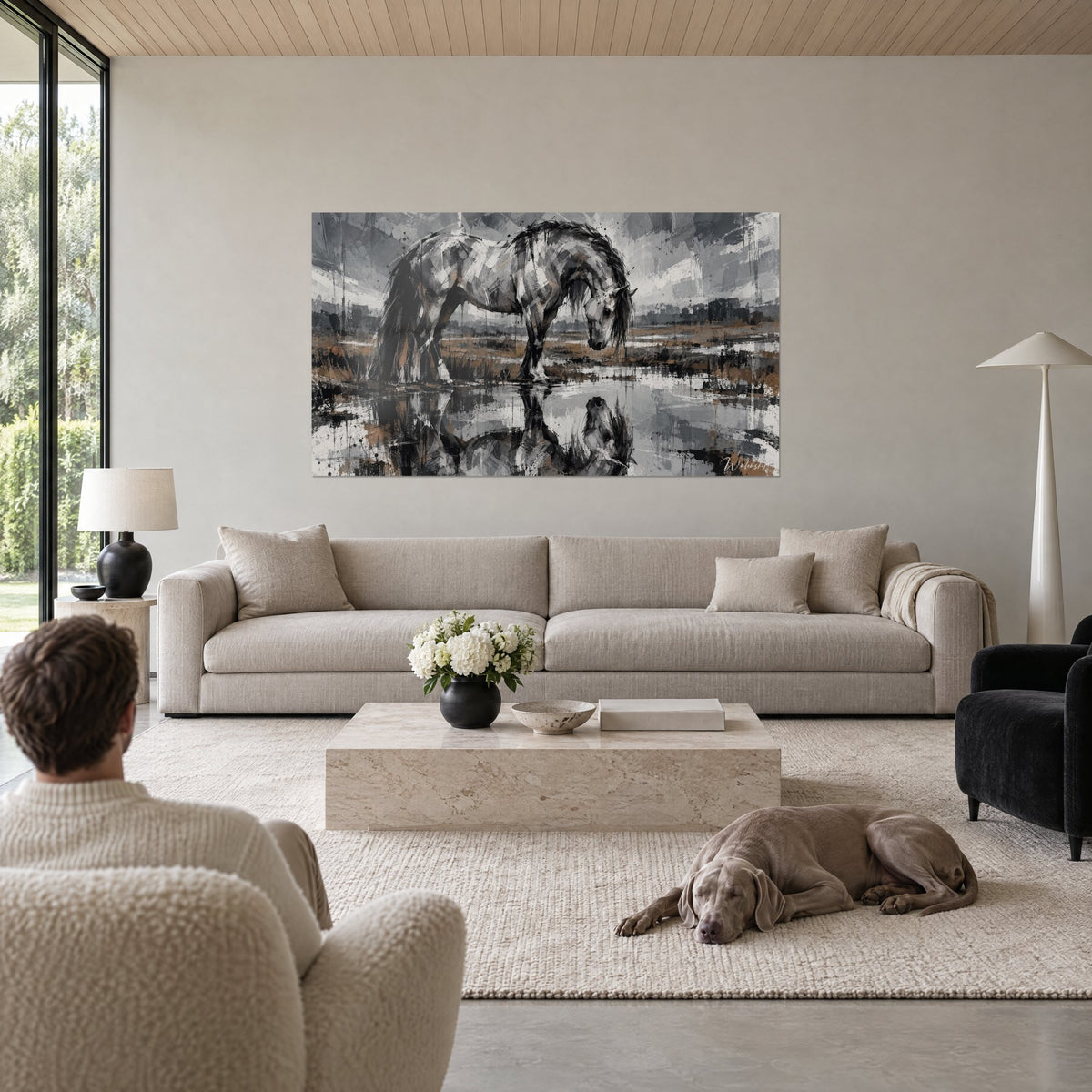 Tableau étalon gris courbant l'encolure sur son reflet, noir charbon et ocre brun, au-dessus d'un canapé dans un salon lumineux