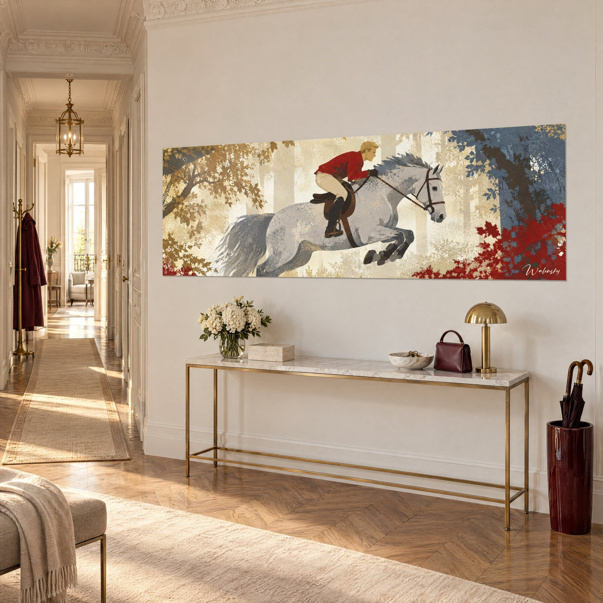 Tableau saut d'obstacle en sous-bois, robe argentée et feuilles écarlates sur fond beige, au-dessus d'une console haussmannienne