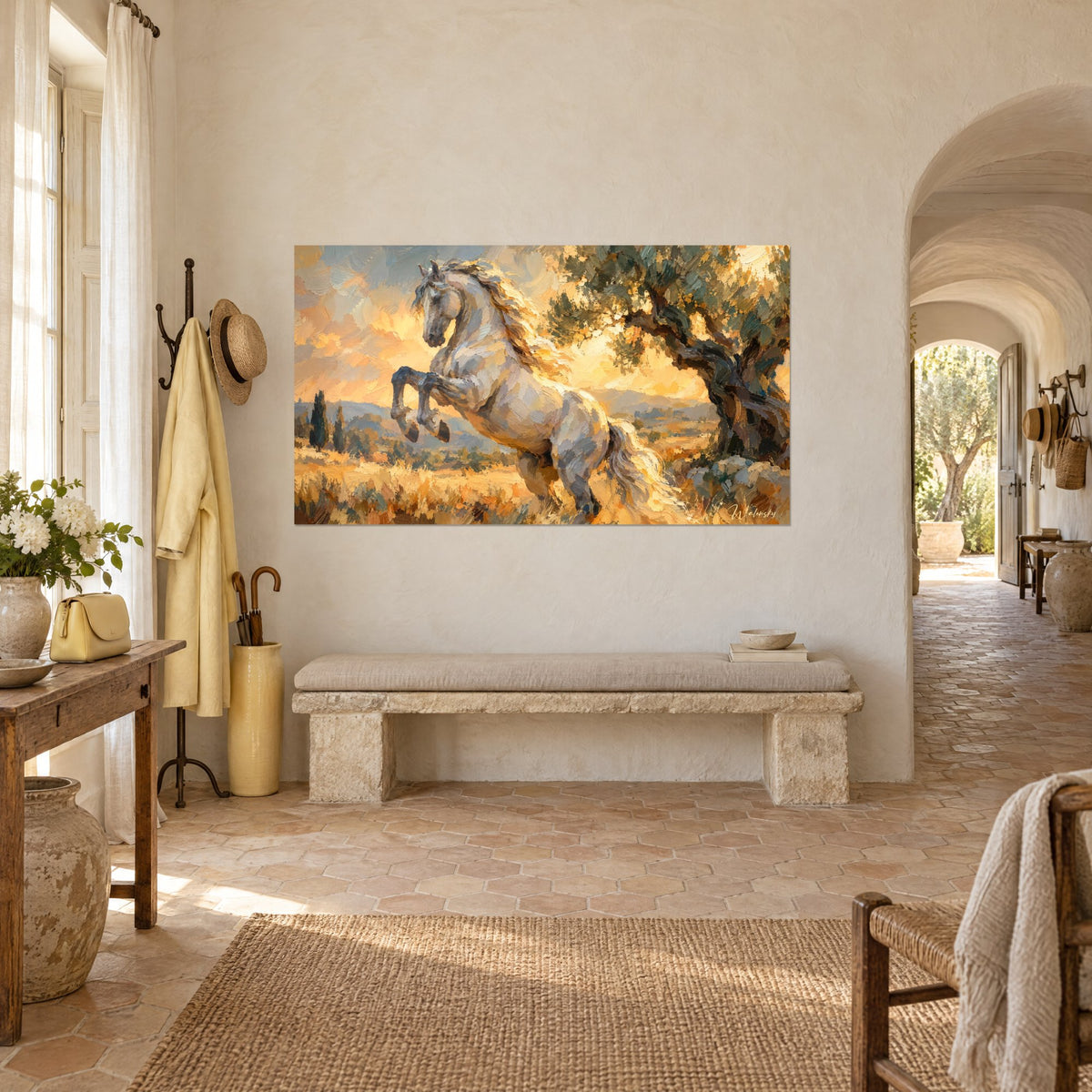 Tableau cheval lusitanien aux pattes levées, crinière dorée et feuillage vert-de-gris, vue de trois-quarts dans un mas provençal