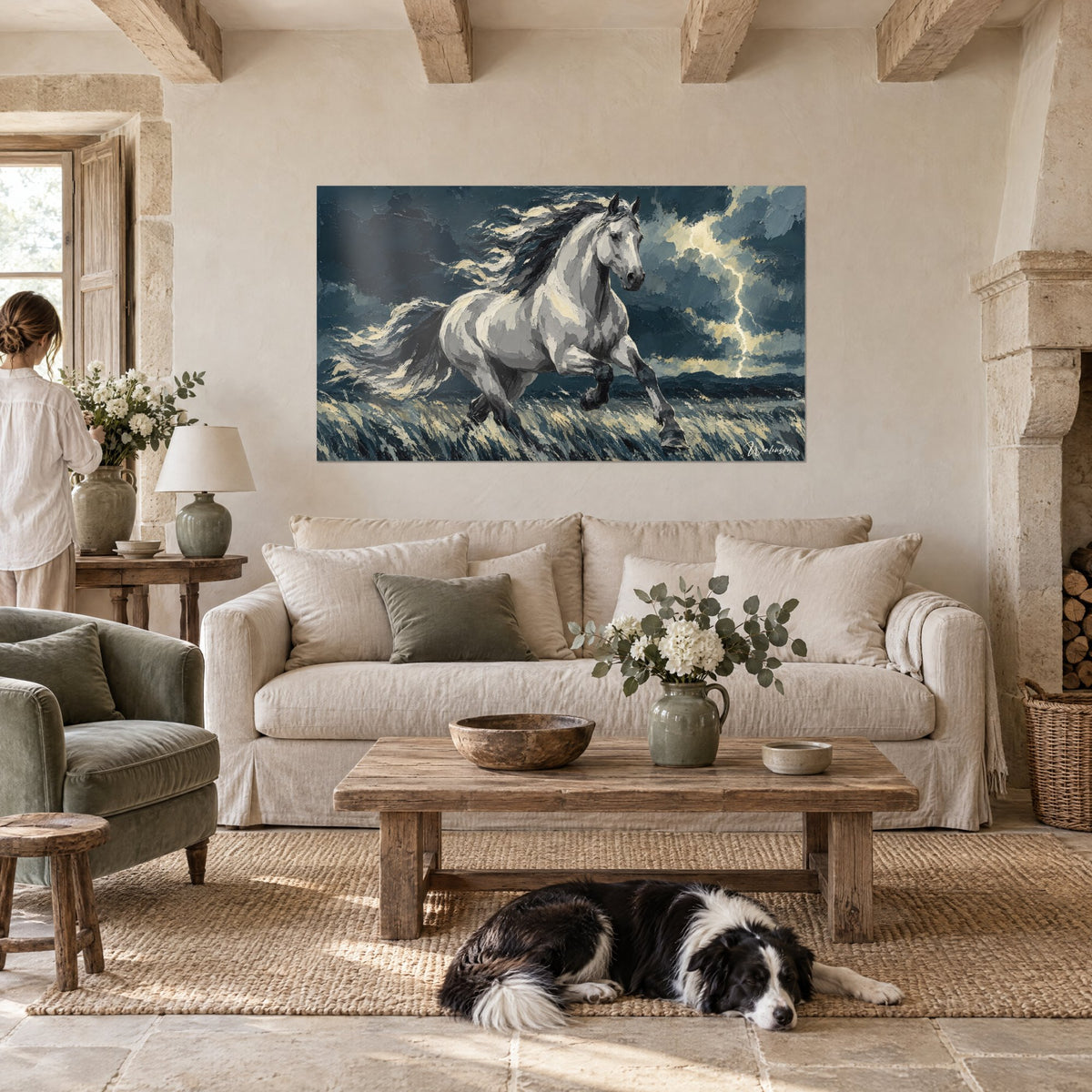 Tableau étalon blanc crinière noire fouettée par le vent, ciel d'orage bleu nuit, éclair ocre, au-dessus d'un canapé dans un salon lumineux