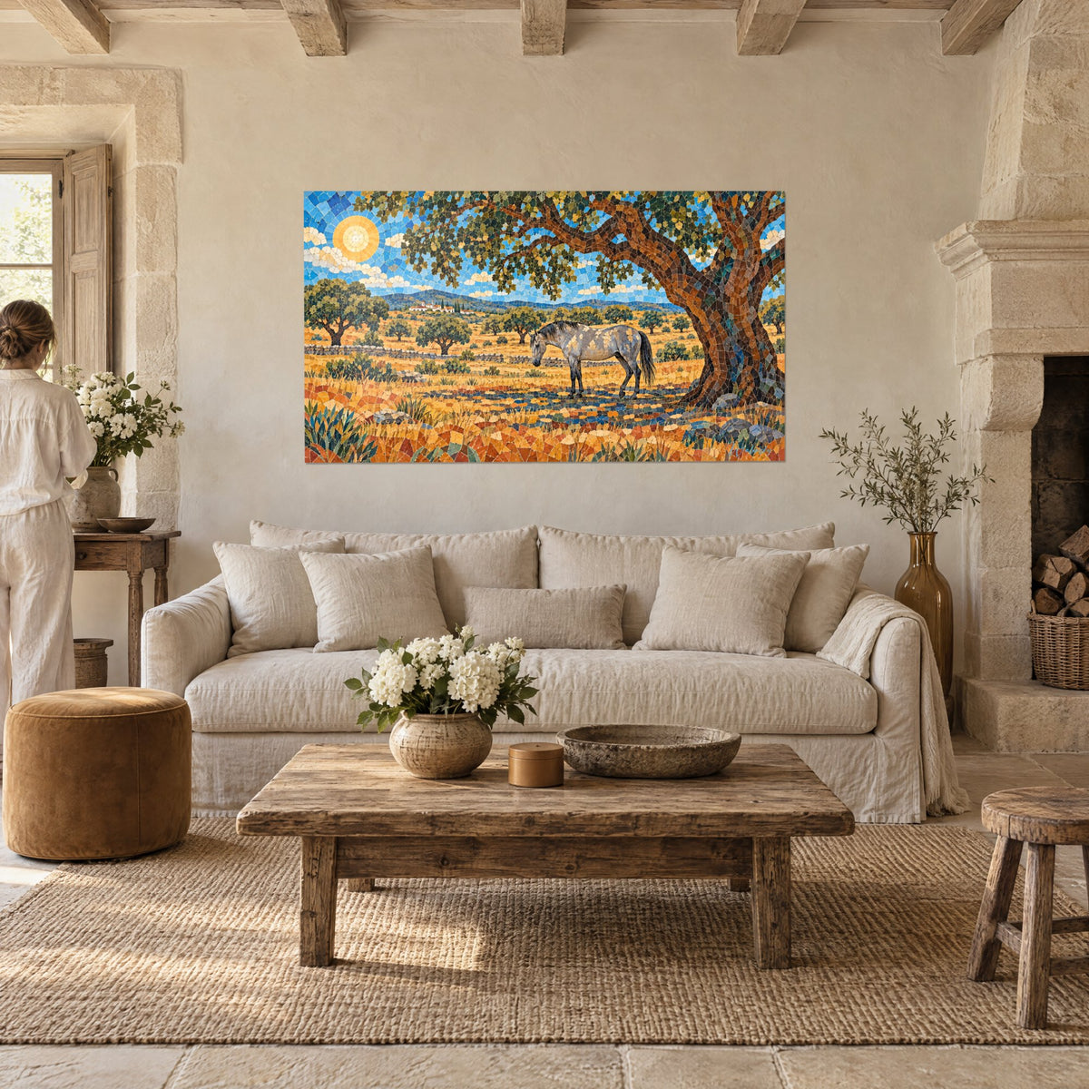 Tableau cheval gris pommelé broutant sous un chêne, mosaïque ocre et bleu, au-dessus d'un canapé dans un salon lumineux