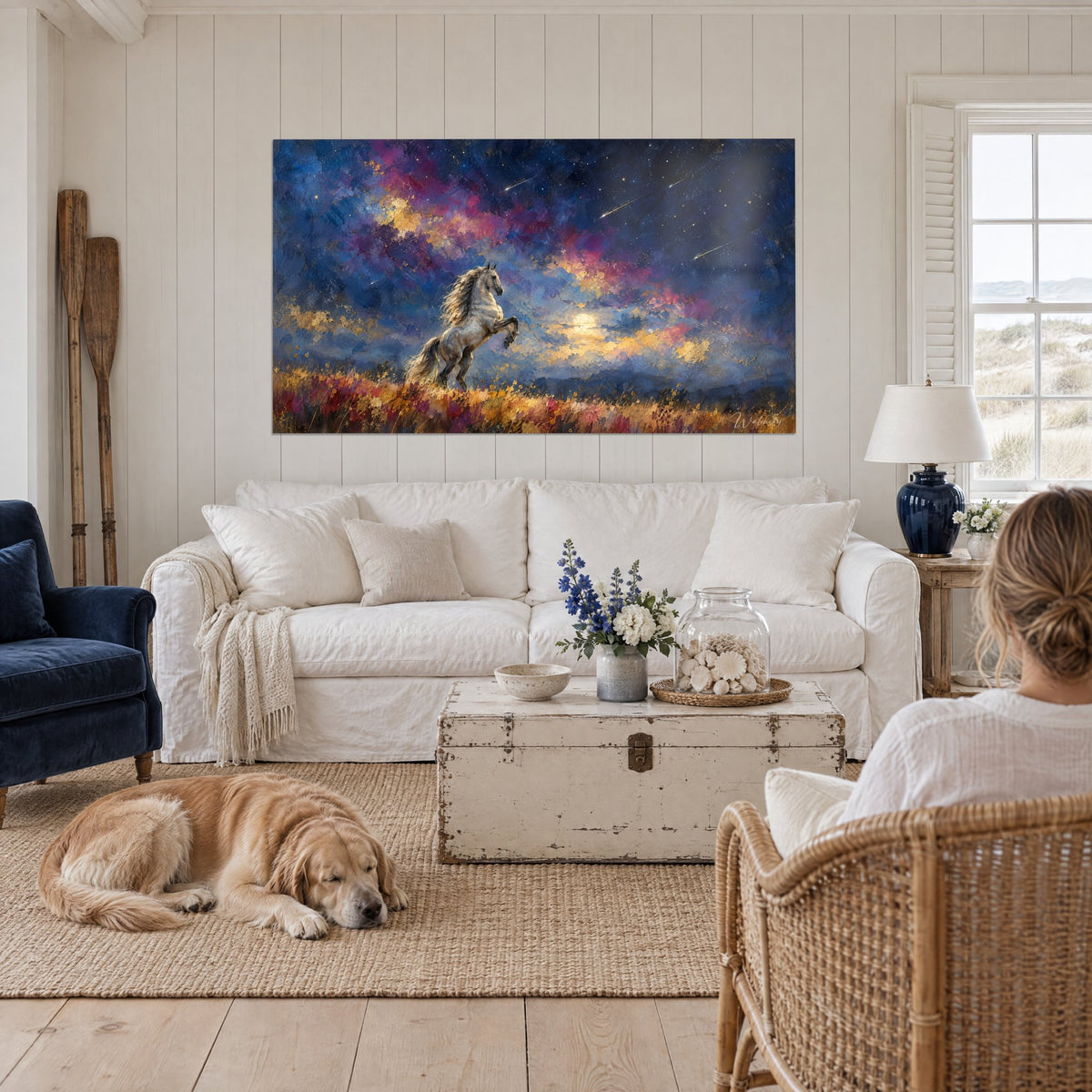 Tableau étalon blanc cabré sous voie lactée rose et bleu nuit, crinière flottante, au-dessus d'un canapé dans un salon lumineux