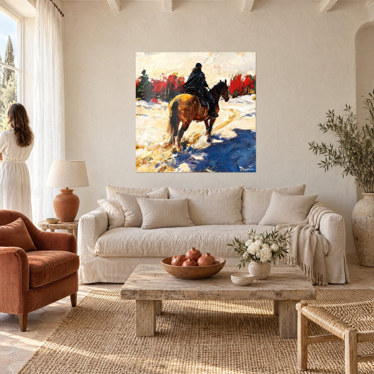 Tableau cavalier drapé de noir sur alezan brun, neige crème et bosquets rouges, au-dessus d'un canapé dans un salon lumineux