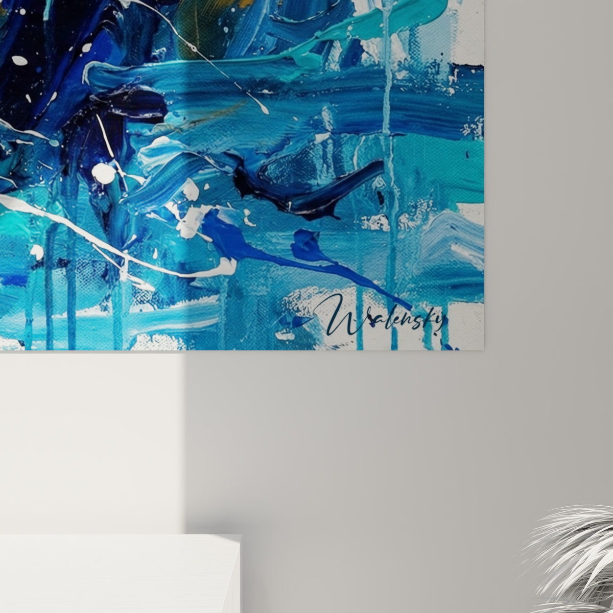 Matière épaisse et coulures bleu marine et blanches visibles de près sur la toile du cheval