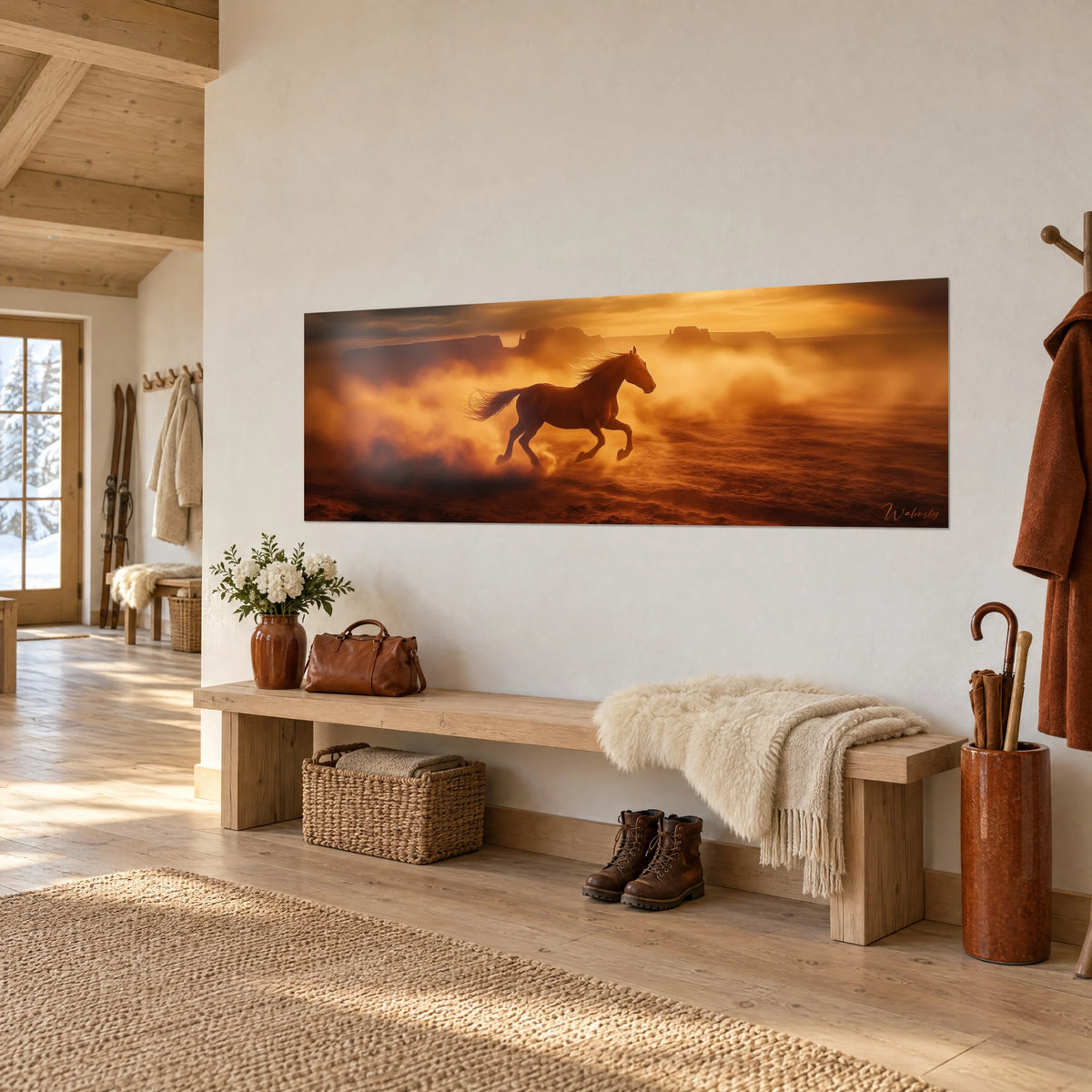 Quadro Stallone ramato con criniera al vento che solleva polvere arancione sotto un cielo dorato, appeso nell'ingresso di uno chalet