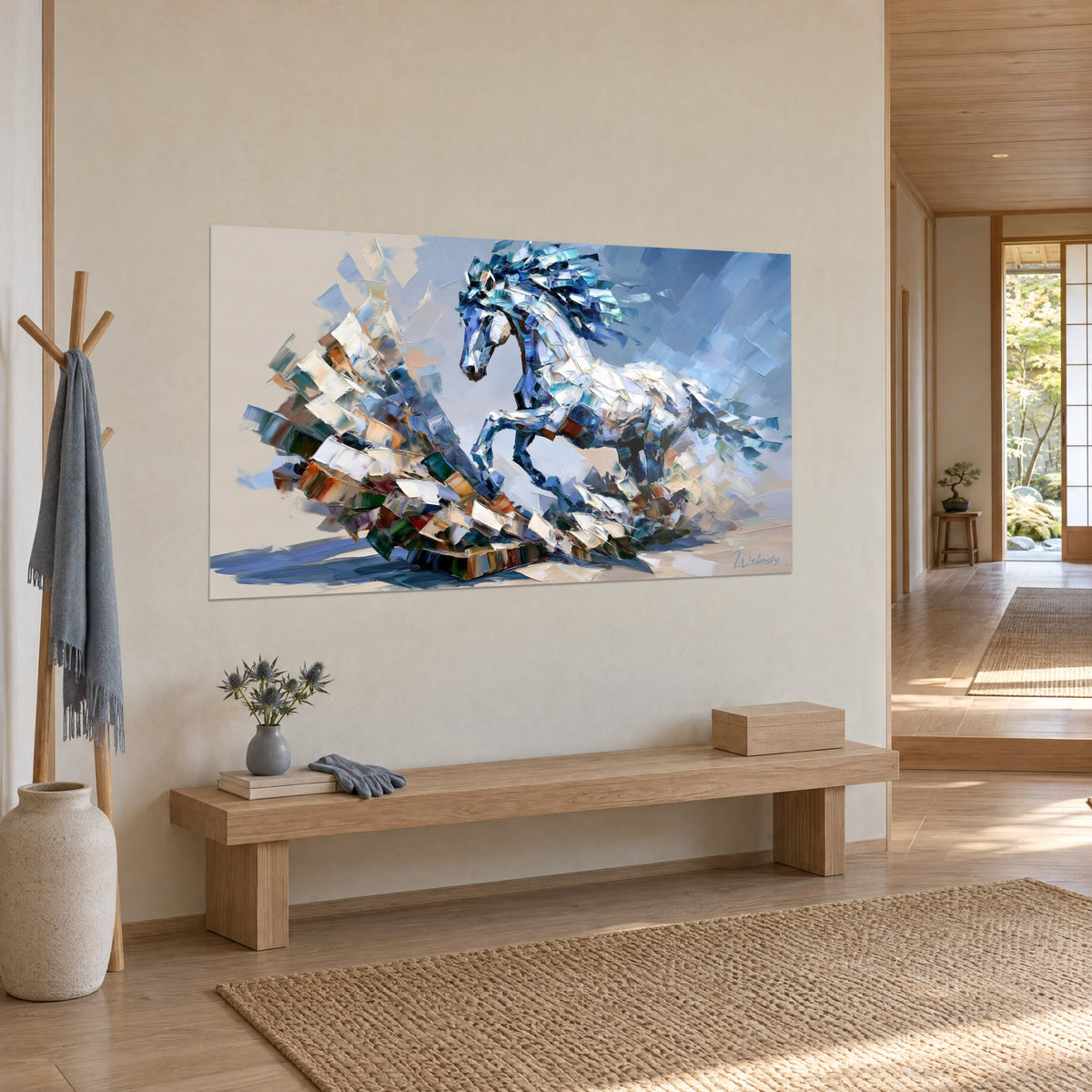 Tableau cheval au galop en facettes nacrées, crinière turquoise et blanc crème, mur beige d'un couloir clair japandi