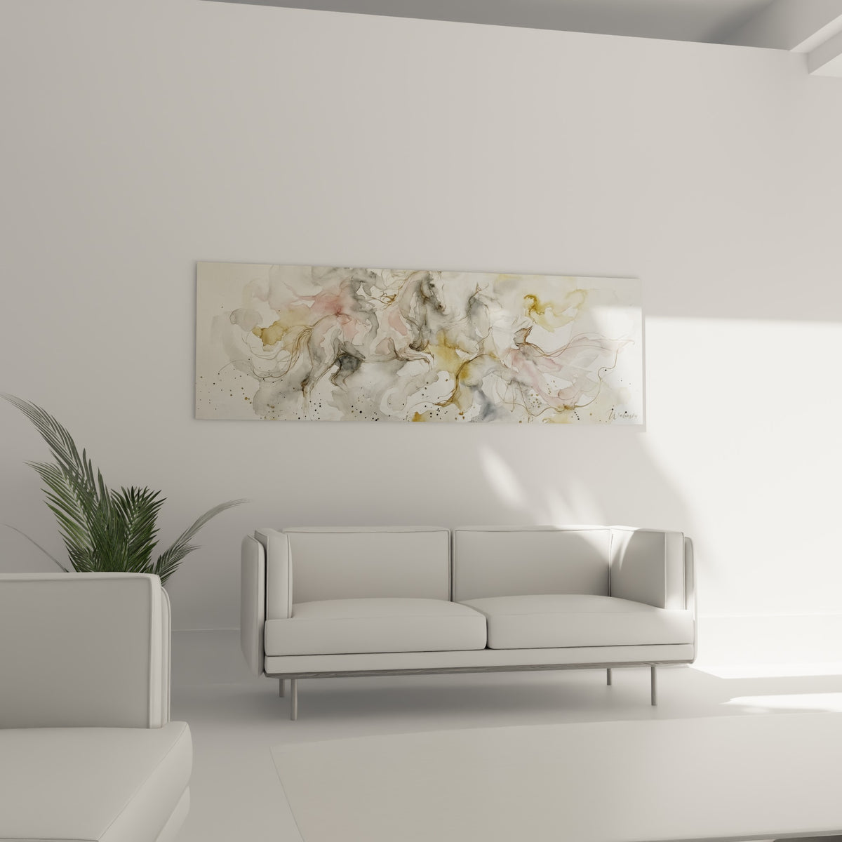 Galop suggéré en aquarelle grise et rosée, toile suspendue au-dessus d'un canapé dans un salon lumineux