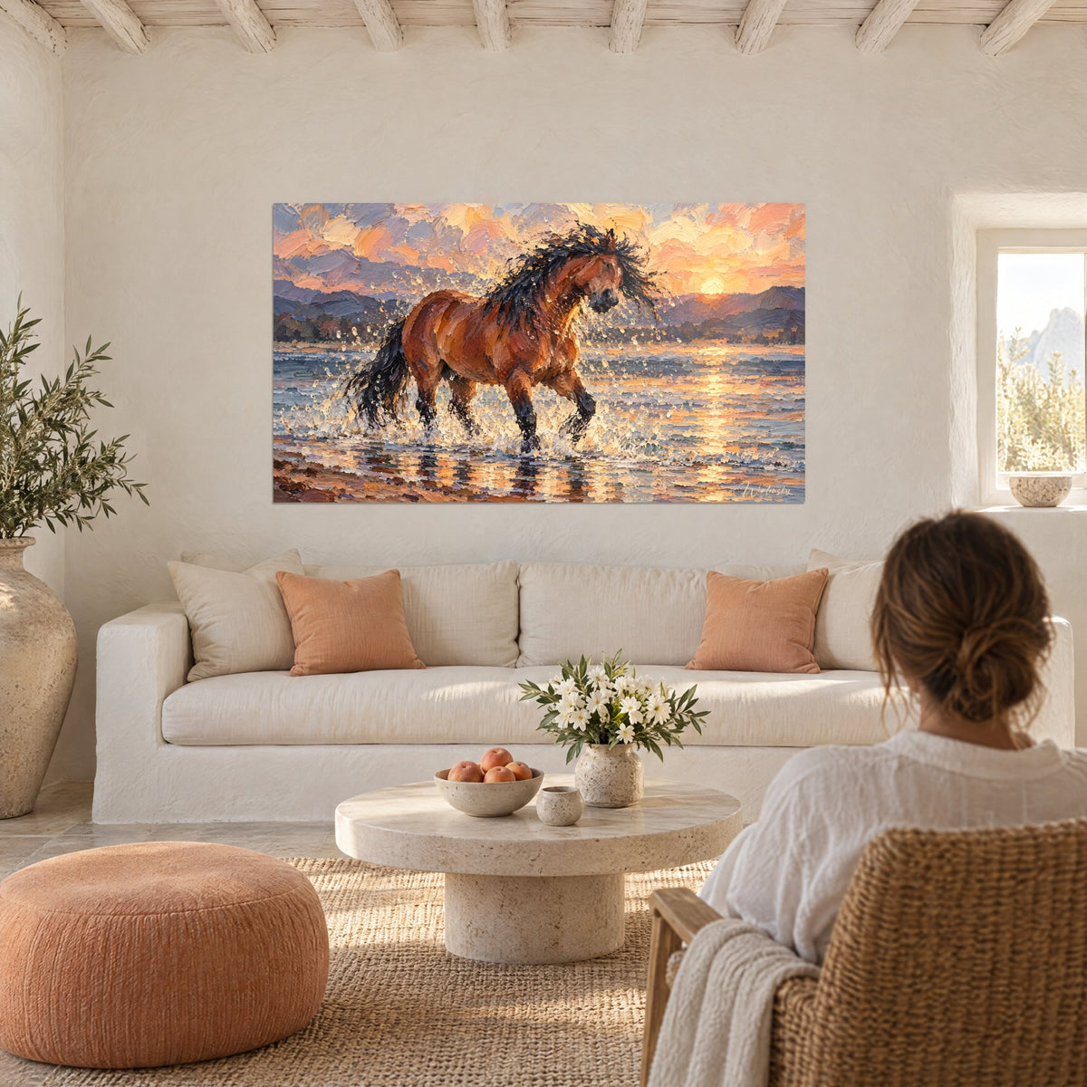 Tableau étalon alezan galopant dans l'eau cuivrée, crinière noire fouettée, ciel rose et orangé, au-dessus d'un canapé dans un salon lumineux