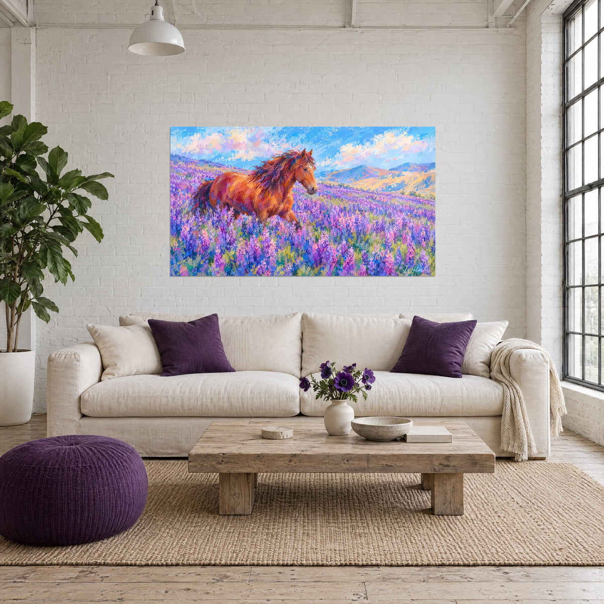 Tableau mustang alezan au galop dans des lupins violets, ciel bleu nuageux, au-dessus d'un canapé dans un salon lumineux