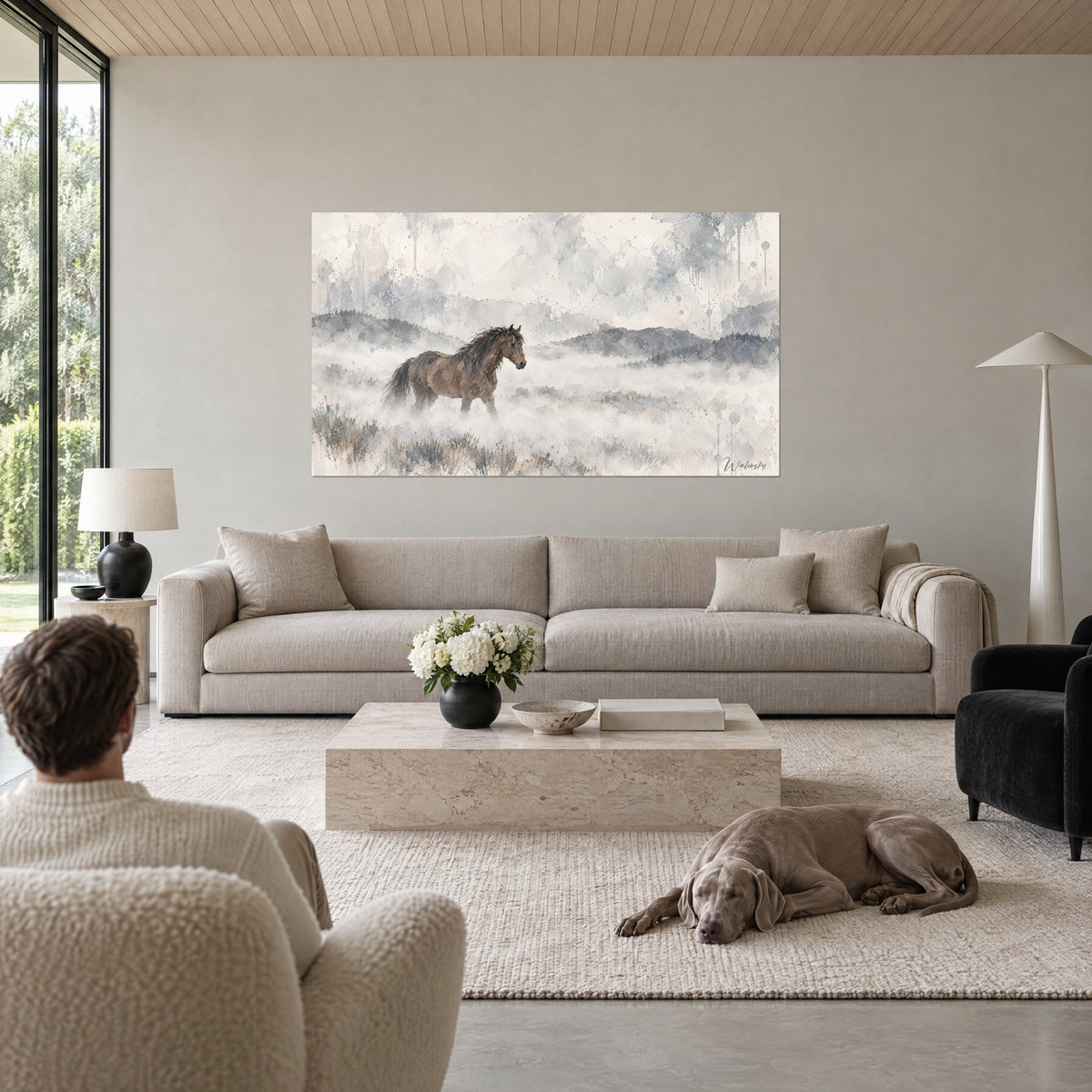 Tableau mustang brun crinière au vent dans la brume grise et ivoire, coulures d'aquarelle, au-dessus d'un canapé dans un salon lumineux
