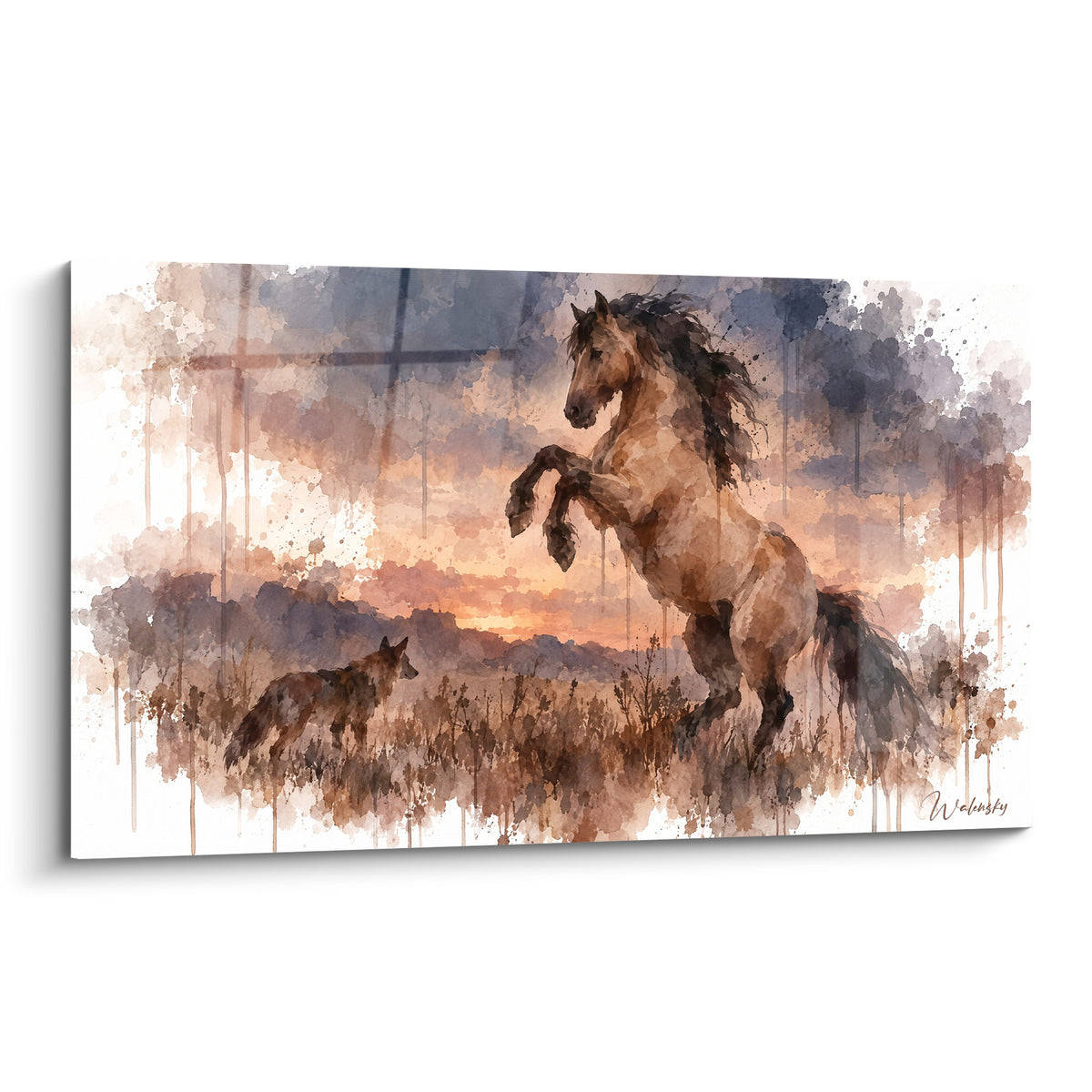 Tableau Cheval Mustang cabré ocre et brun face à un loup sous ciel bleu ardoise crépusculaire