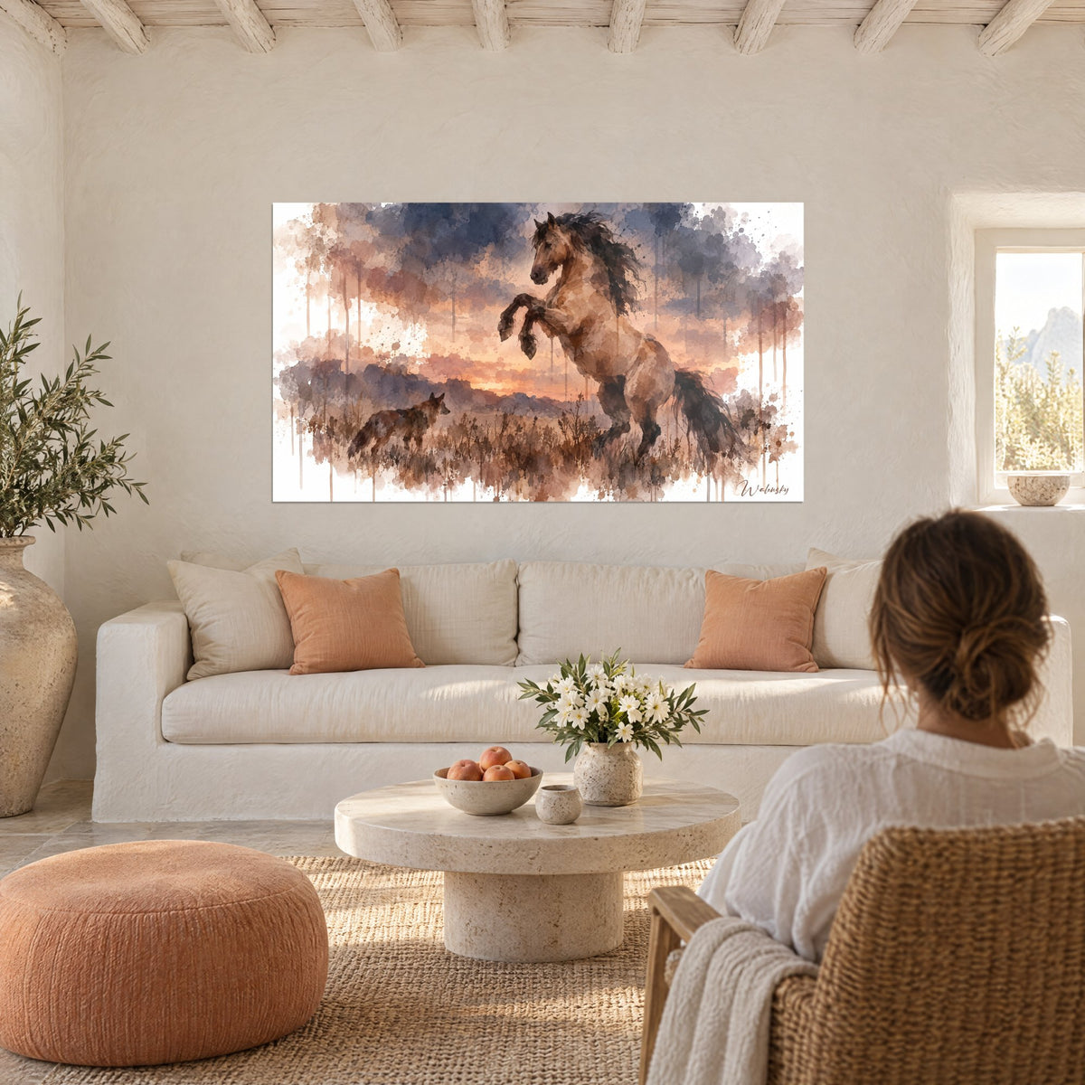 Tableau mustang cabré aux crins sombres face à un loup, ciel mauve et orangé, au-dessus d'un canapé dans un salon lumineux