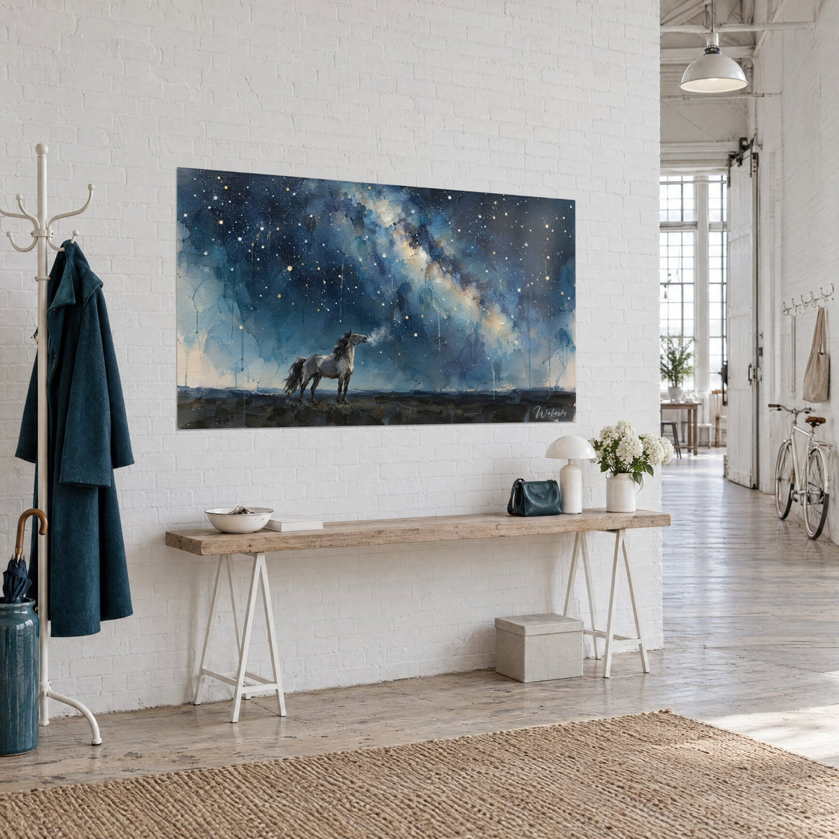 Tableau mustang à la crinière noire face à un ciel étoilé bleu marine et ocre, vu de trois-quarts, console et loft clair