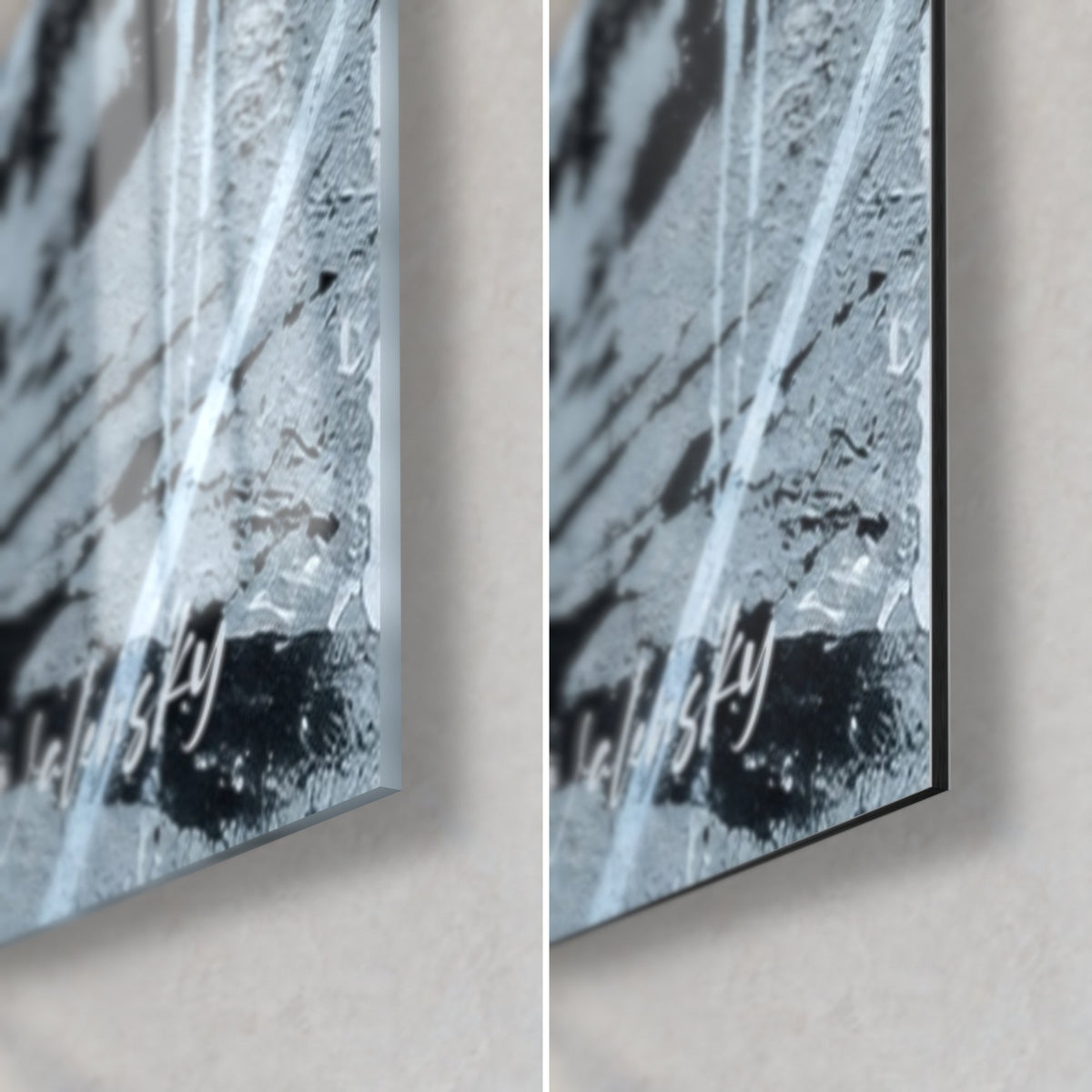 Tableau cheval sauvage sous la pluie, coin bas droit : verre acrylique brillant aux reflets, Dibond noir mat, tranche de 3 mm