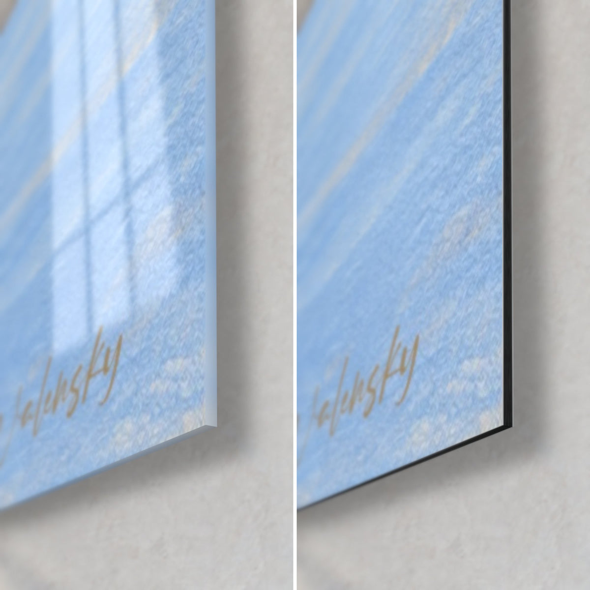 Tableau étalon gris dans l'eau bleue, coin bas droit : verre brillant à gauche, Dibond noir mat à droite, tranche de 3 mm