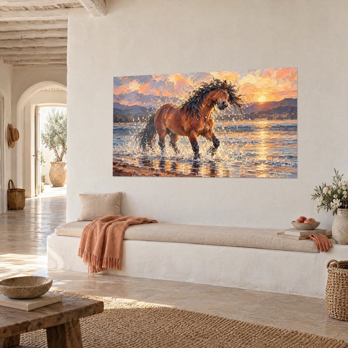 Tableau cheval fauve éclaboussant les vagues dorées, soleil couchant violet et abricot, accroché sur un mur blanc, vue de trois-quarts