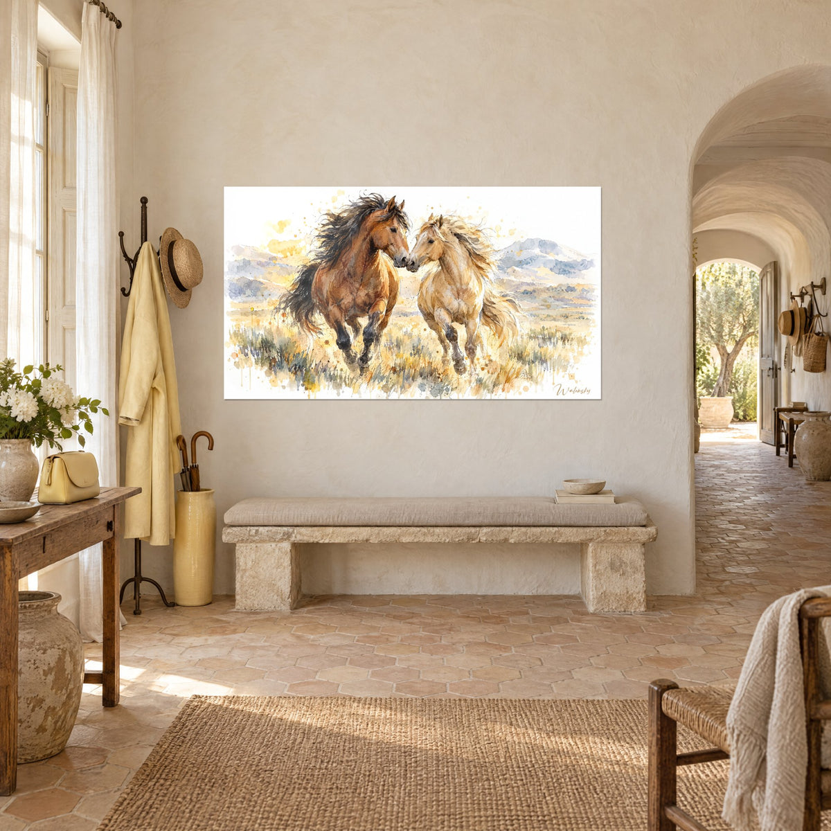 Tableau chevaux sauvages galopant dans les herbes dorées, robe cuivrée et robe sable, sur un mur d'entrée du mas provençal