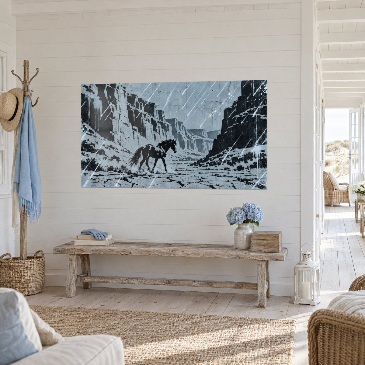 Tableau étalon sombre au galop dans un défilé rocheux bleu ardoise et blanc, pluie en traits obliques, maison de bord de mer