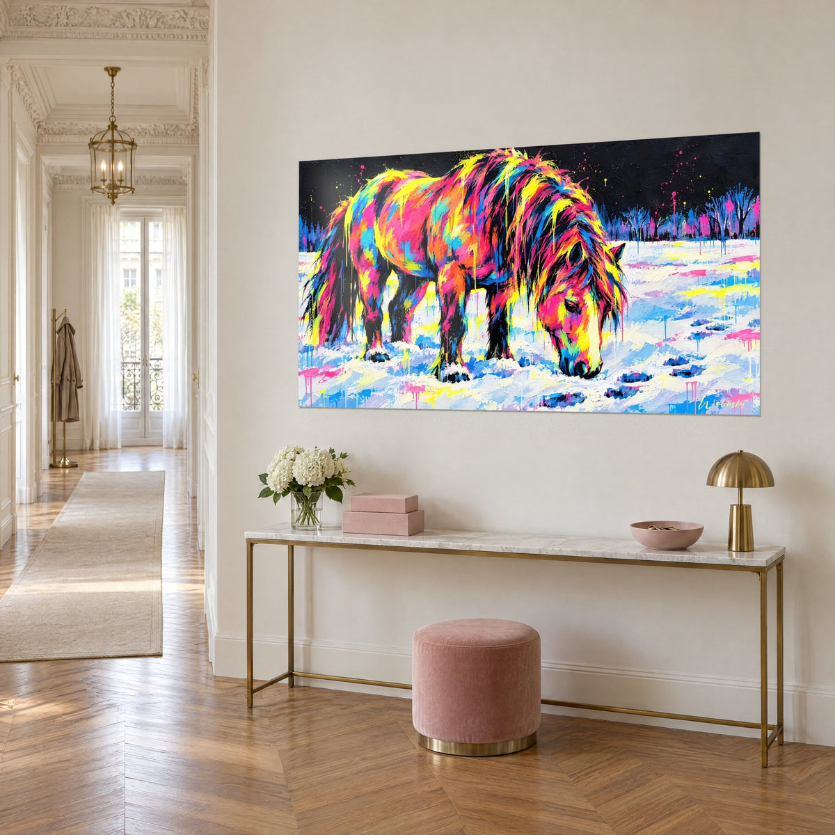 Tableau cheval aux crinières ruisselantes de peinture rose et jaune, neige bleutée, accroché sur un mur d'entrée haussmannien