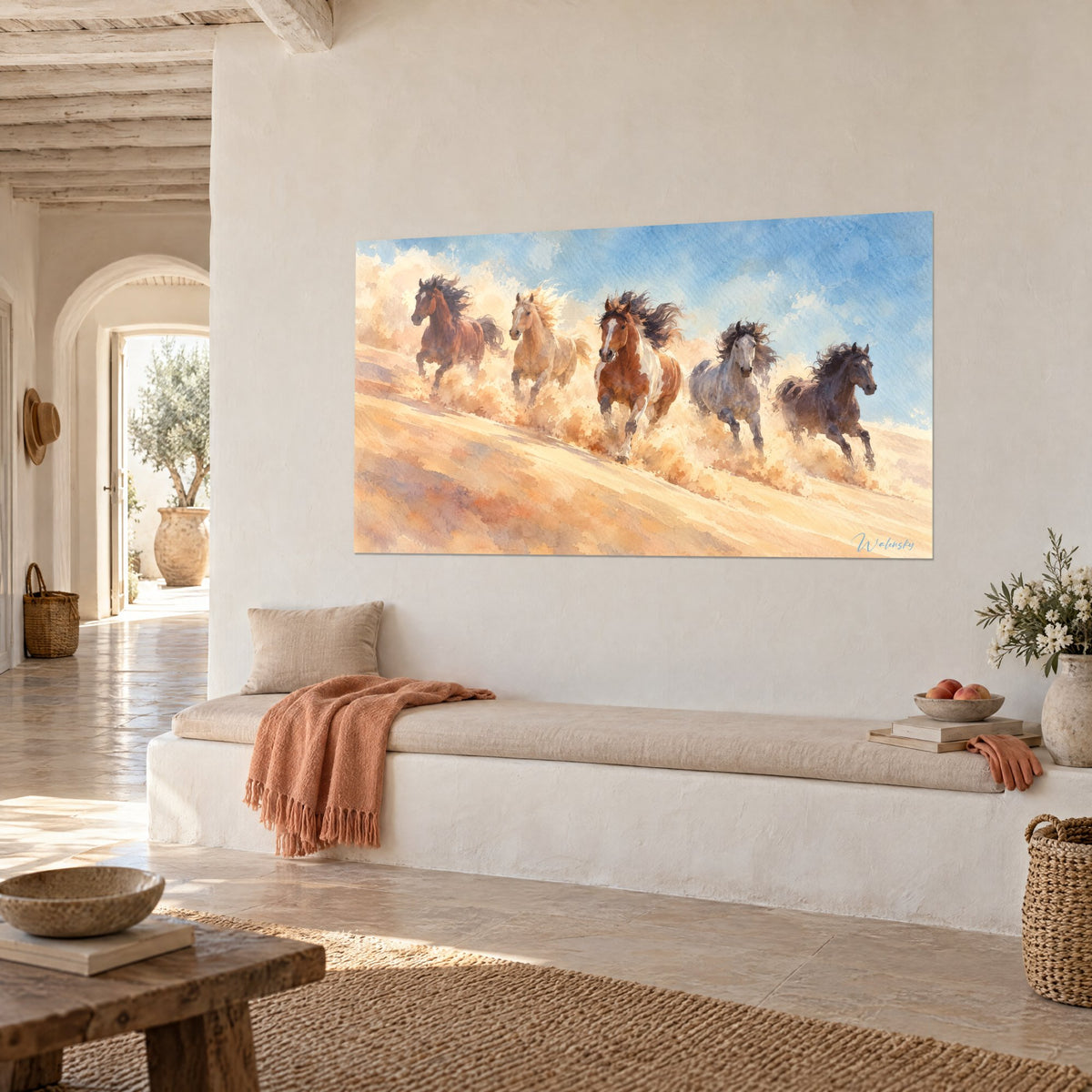Tableau cinq chevaux sauvages bai, crème et gris pommelé dévalant une dune dorée, sur un mur blanc de maison méditerranéenne