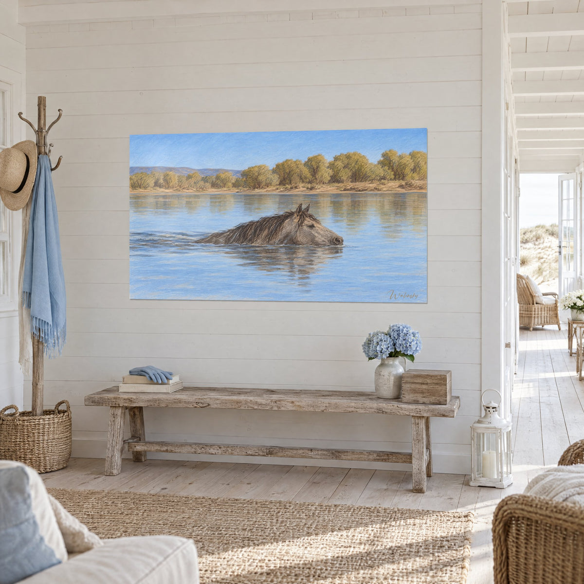 Tableau cheval sauvage à la crinière sombre émergeant d'une rivière azur, berge ocre, sur un mur blanc lambrissé