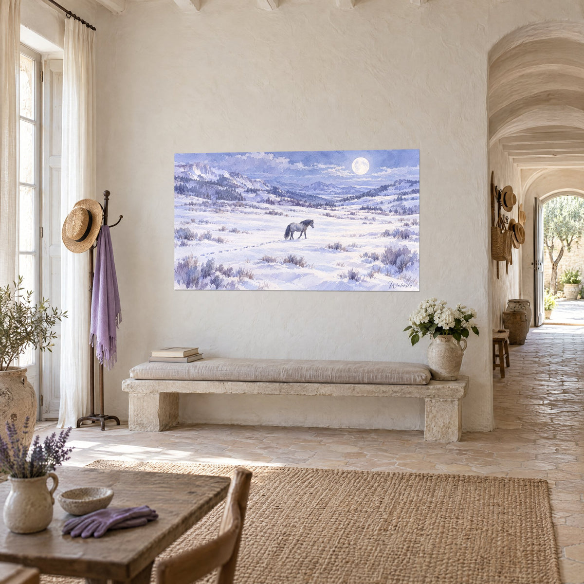 Tableau cheval sauvage solitaire, empreintes dans la poudreuse blanche et ciel bleuté, mur d'un mas provençal en trois-quarts