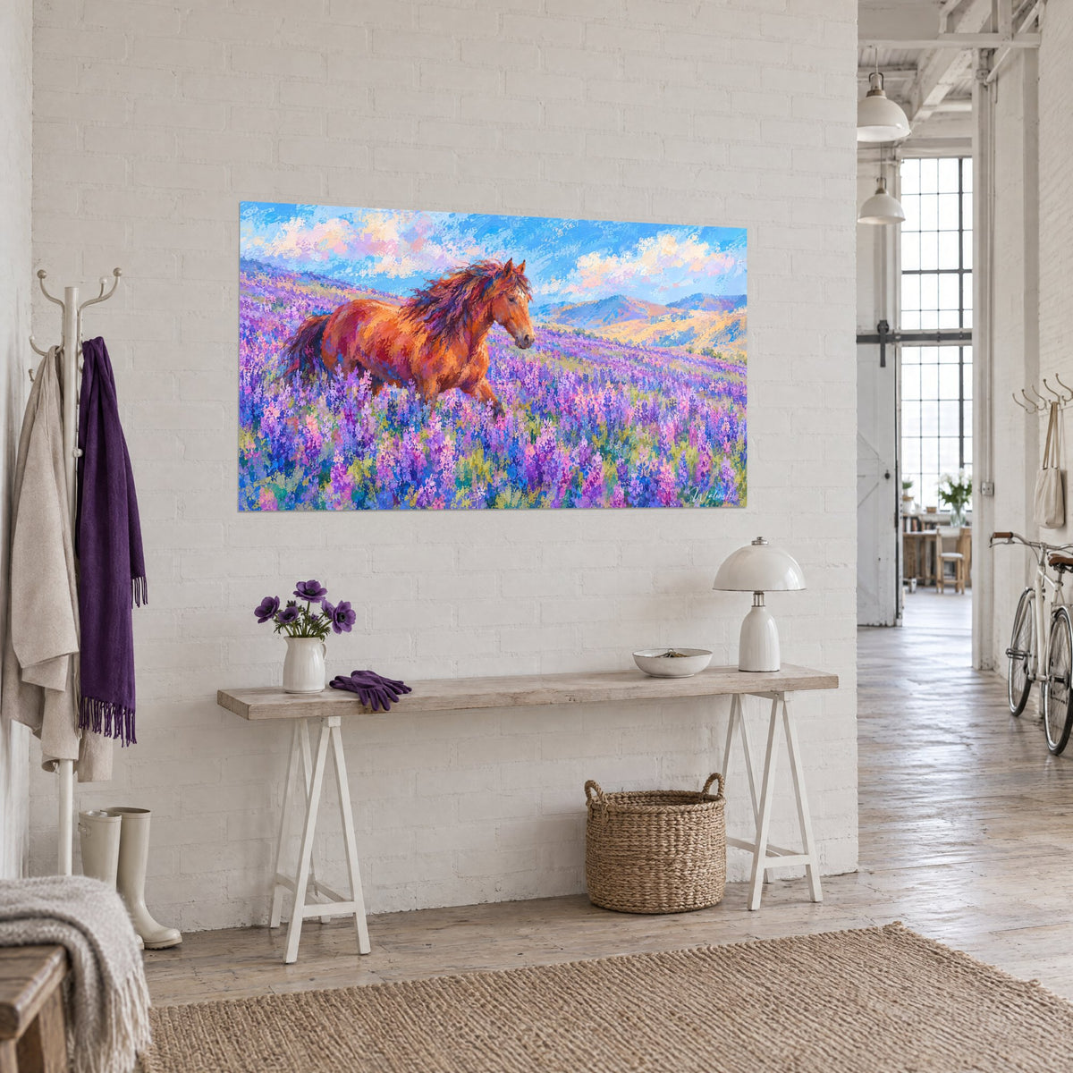 Tableau cheval roux à la crinière flottante sur fond de collines dorées et de fleurs mauves, dans un loft d'artiste