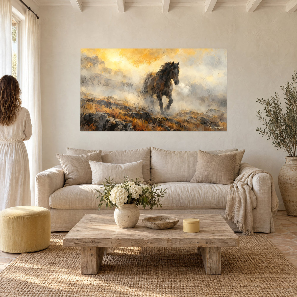 Tableau étalon sombre jaillissant d'une brume dorée, crête ocre et gris cendré, couple de dos, au-dessus d'un canapé dans un salon lumineux