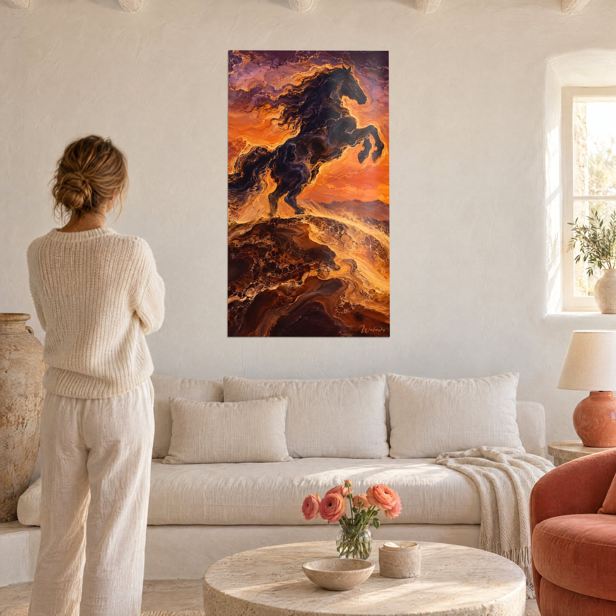 Tableau étalon noir cabré sur crête ambrée, ciel orange et violet, une femme de dos au-dessus d'un canapé dans un salon lumineux