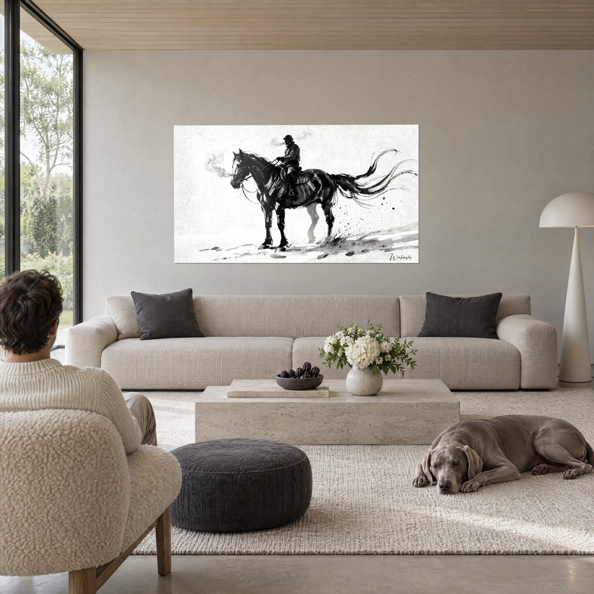 Quadro cavaliere con casco su stallone nero, criniera vorticosa, sfondo bianco e grigio, sopra un divano in un soggiorno luminoso