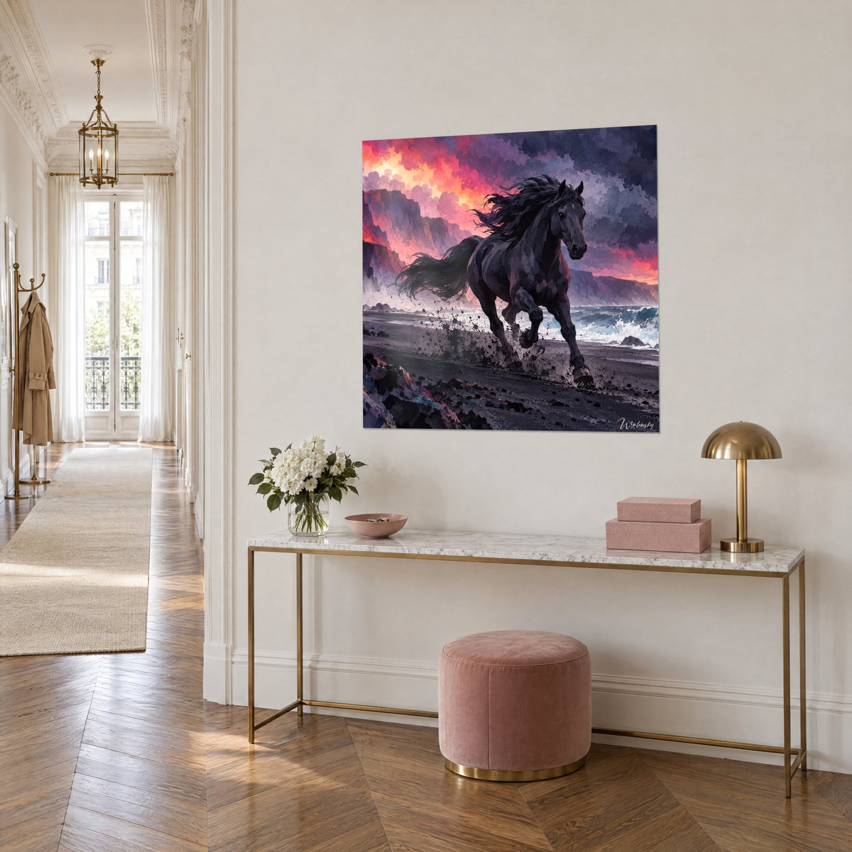Tableau destrier d'ébène lancé sur la grève, nuages violets et lueurs corail, vagues turquoise, vue de trois-quarts, console dorée