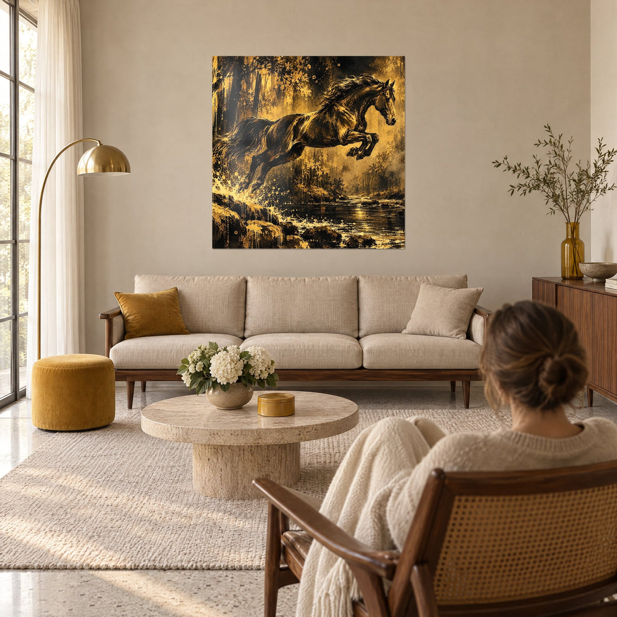 Tableau étalon noir bondissant, crinière ondoyante et éclaboussures d'or sur fond ocre, au-dessus d'un canapé dans un salon lumineux