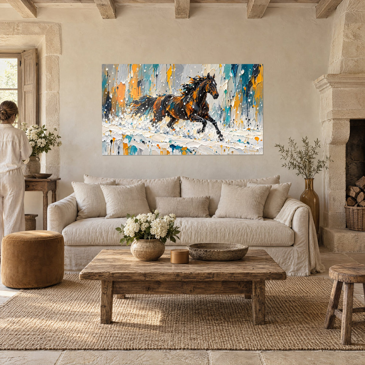 Gemälde eines schwarzen Hengstes im Galopp durch den Schaum, ockerfarbene Mähne peitschend, türkisfarbener und weißer Hintergrund, über einem Sofa in einem lichtdurchfluteten Wohnzimmer