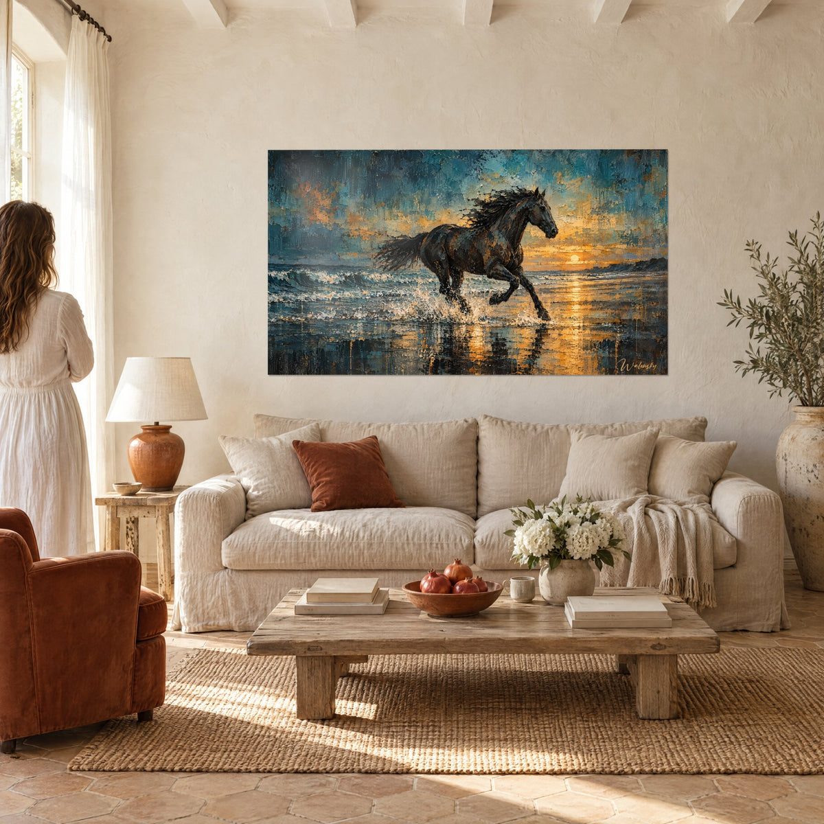 Tableau étalon noir lancé dans l'écume, ciel bleu canard et or, au-dessus d'un canapé dans un salon lumineux