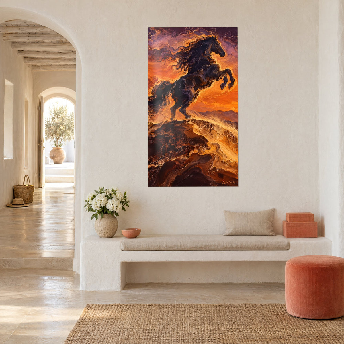 Tableau crinière de jais en volutes sur roche volcanique cuivrée et or, mur blanc, arche et banquette d'une maison méditerranéenne