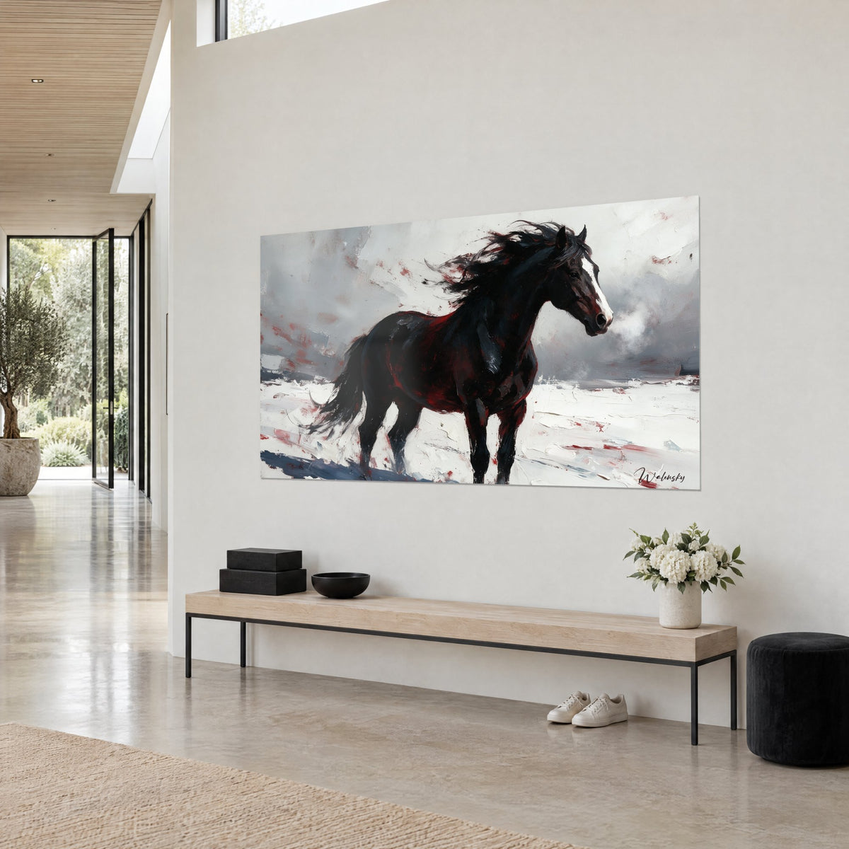 Tableau destrier noir à la liste blanche soufflant une buée grise, touches rouge carmin, mur crème d'une maison d'architecte
