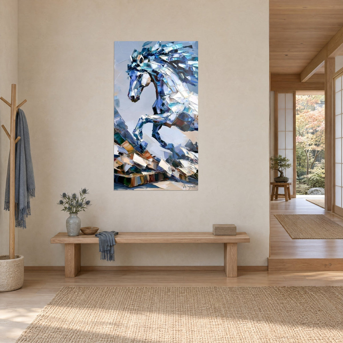 Quadro di un cavallo al galoppo in sfaccettature di pittura blu oltremare e crema, criniera in schegge, vista di tre quarti, corridoio japandi