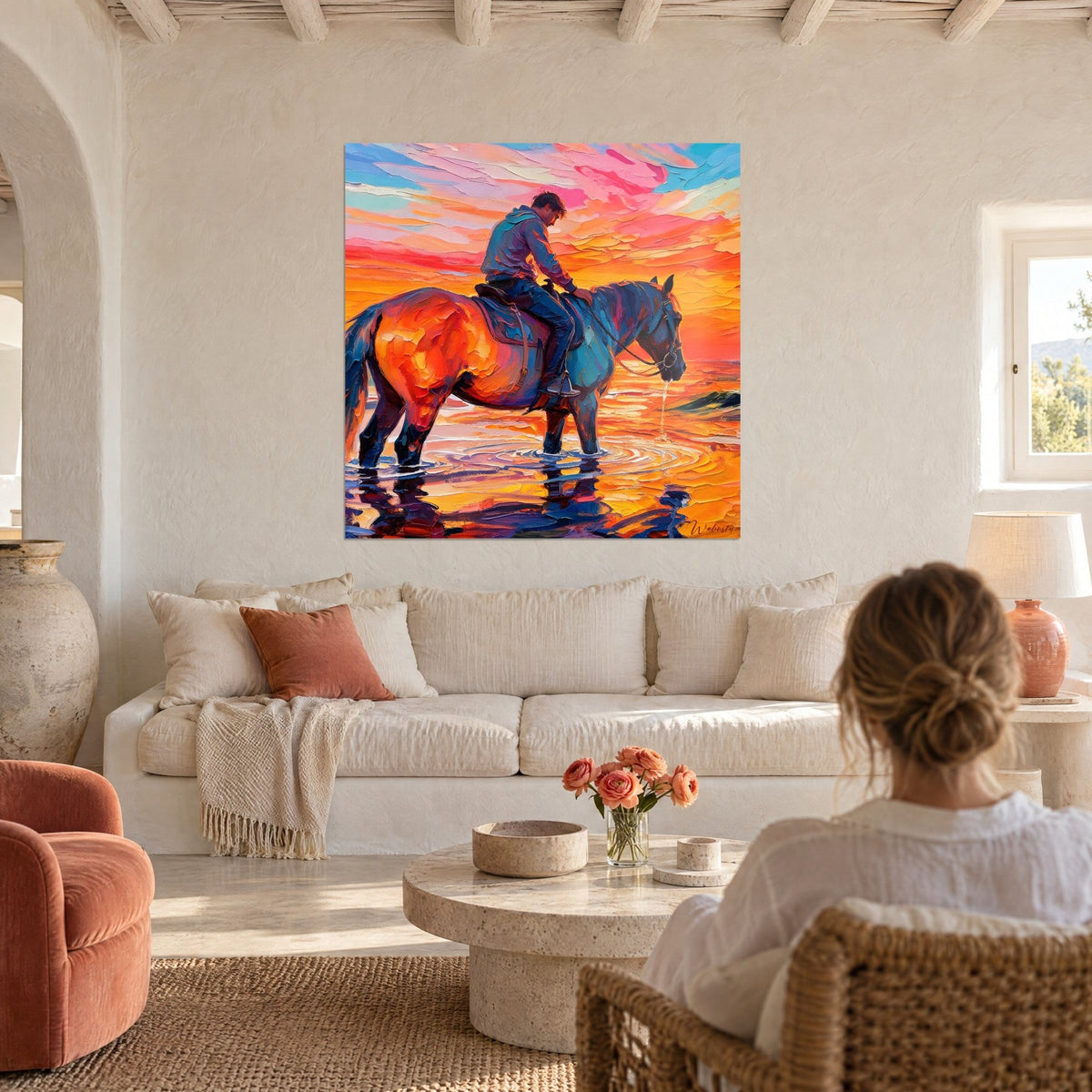 Quadro di un cavaliere chinato sul suo cavallo baio nell'acqua, cielo rosa e arancione, sopra un divano in un soggiorno luminoso