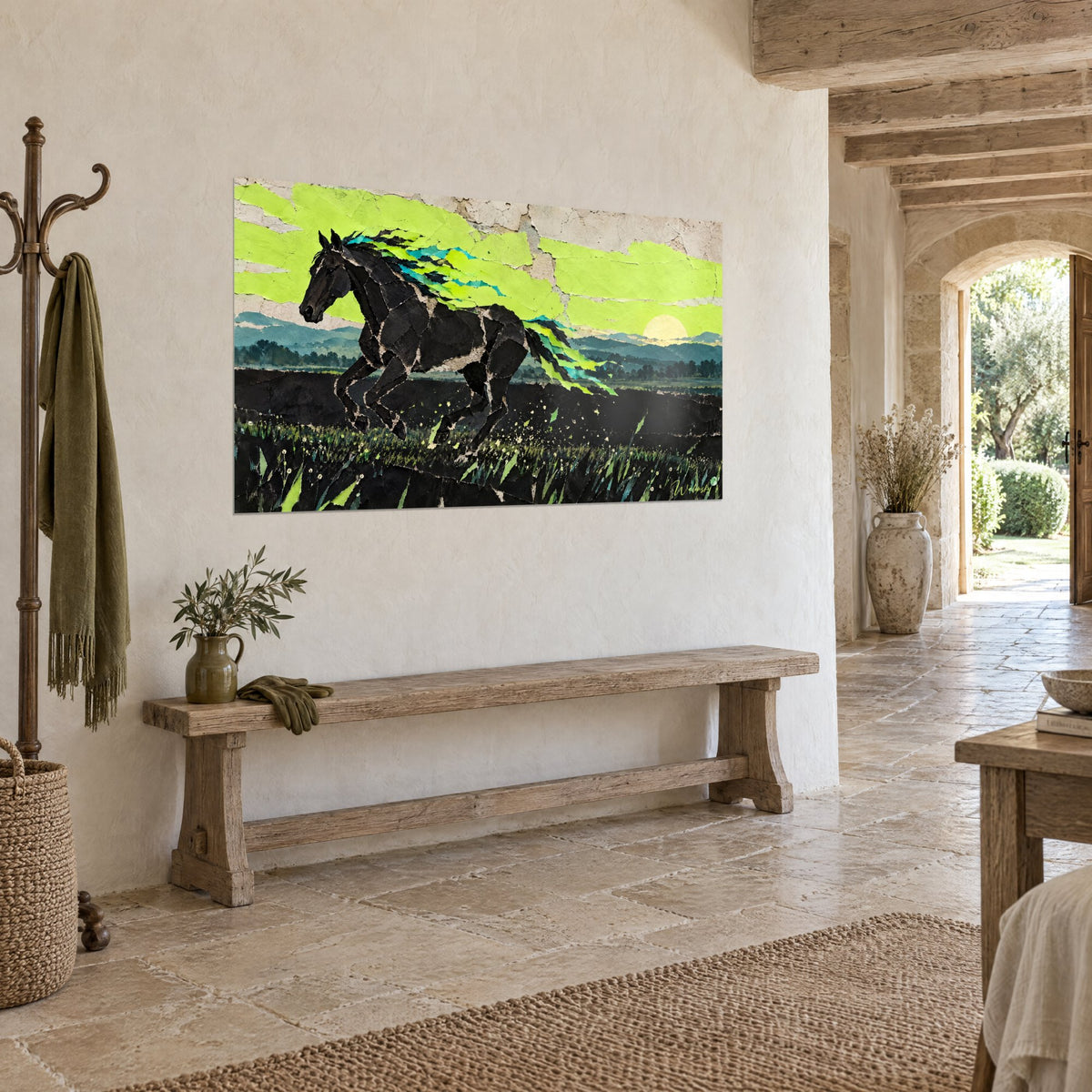 Tableau cheval de papier déchiré noir et vert anis, soleil crème sur collines bleutées, accroché près d'une banquette en bois, maison en pierre