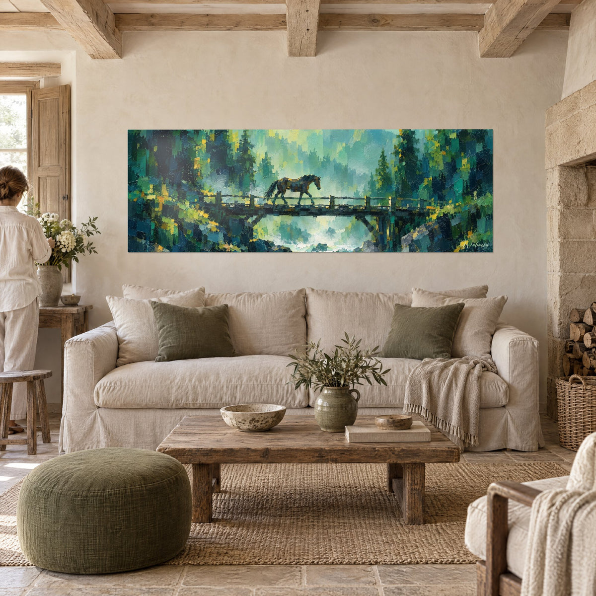 Quadro cavallo baio su un ponte di legno, bosco verde abete e turchese in pennellate spesse, sopra un divano in un soggiorno luminoso