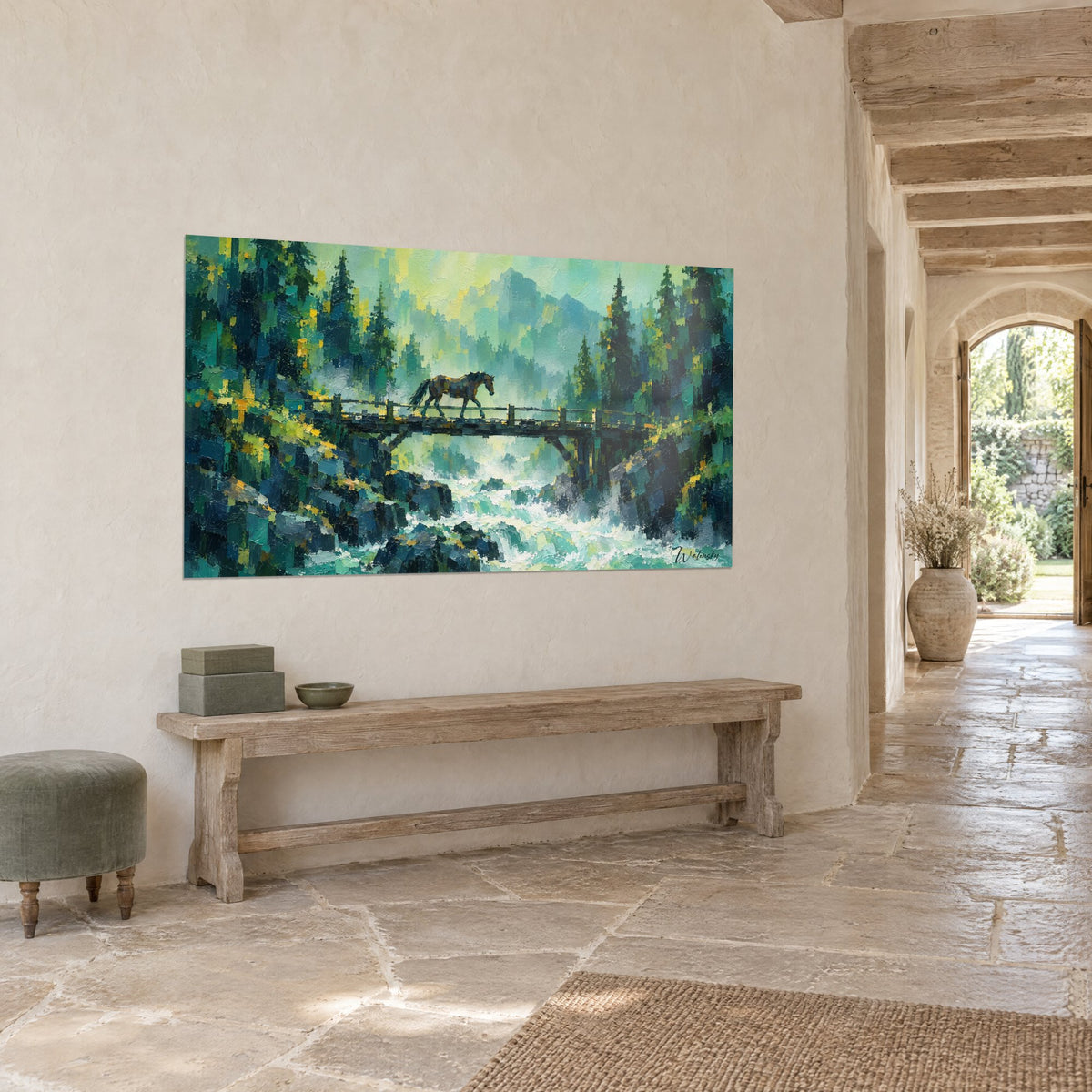 Tableau passerelle en planches où avance un étalon sombre, écume blanche et forêt émeraude, dans une maison de pierre