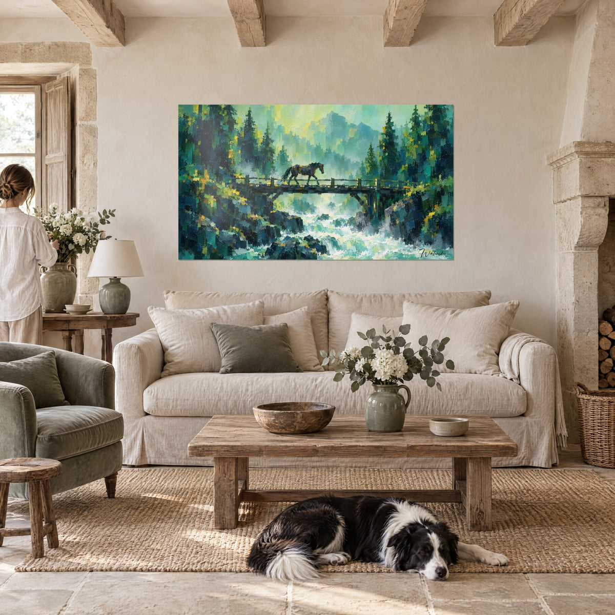 Tableau cheval bai franchissant un pont de bois, torrent turquoise et sapins verts, au-dessus d'un canapé dans un salon lumineux