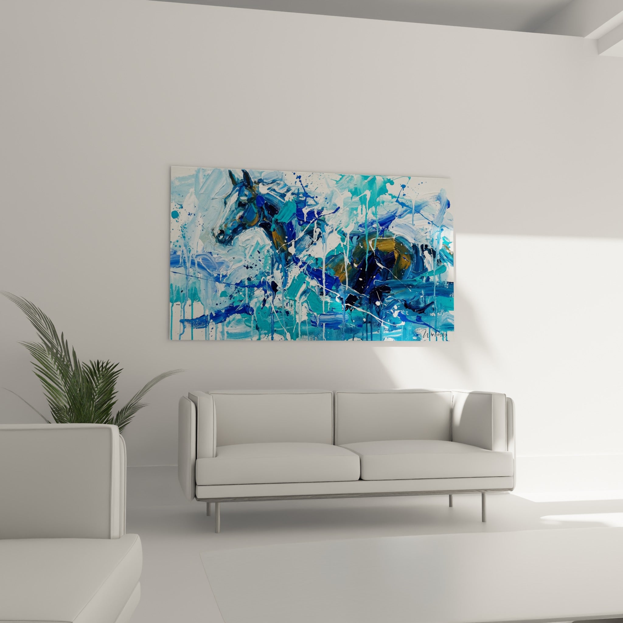 Profil de cheval turquoise et brun sous des projections de peinture, disposé au-dessus d'un canapé dans un salon lumineux