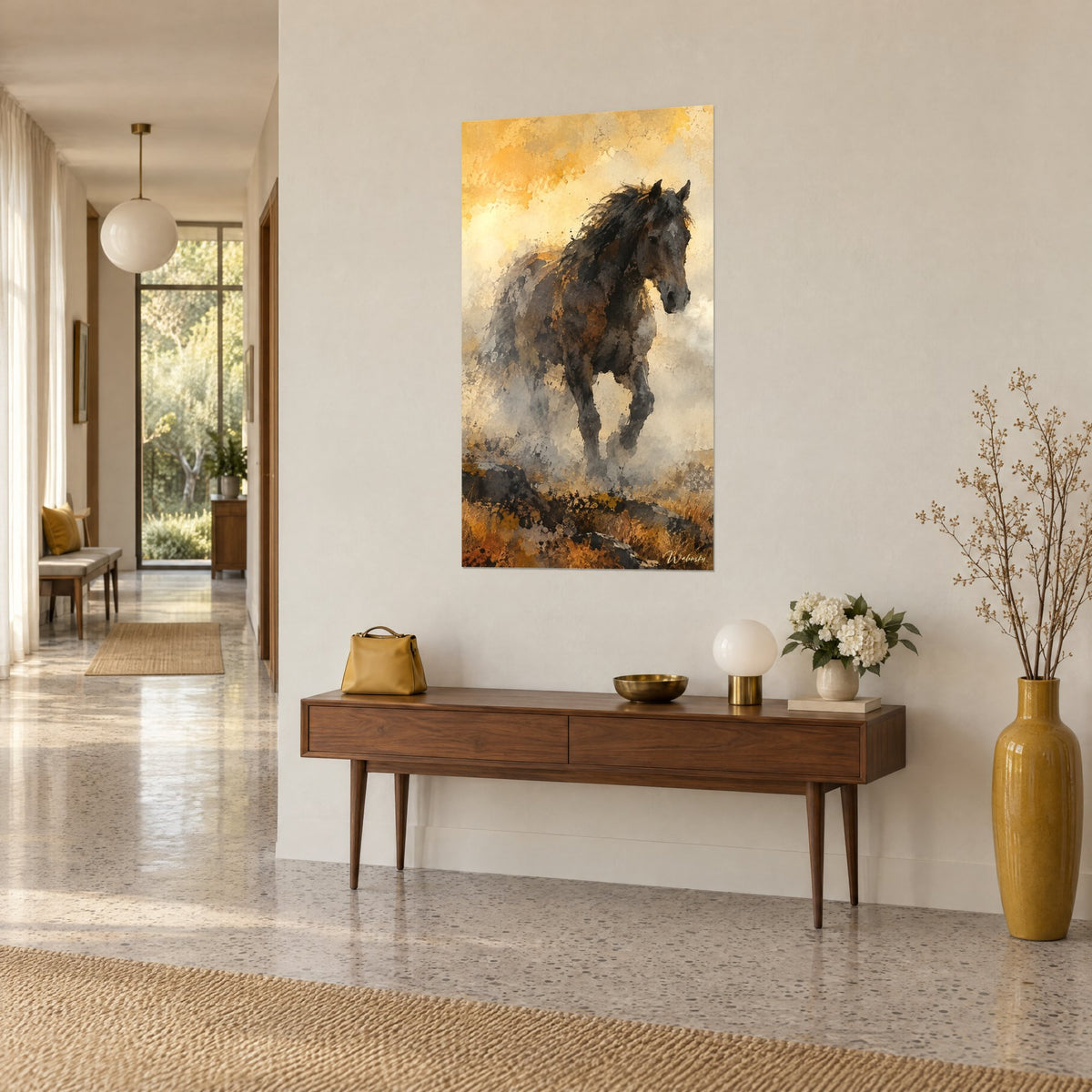 Tableau cheval sauvage crinière ébouriffée, fond jaune doré et gris fumé, au-dessus d'une console dans un couloir clair