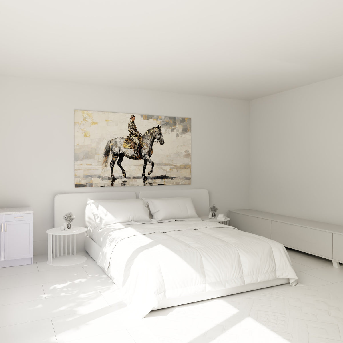 Cheval au pas sous un cavalier en tenue dorée, accroché au-dessus d'un lit dans une chambre claire