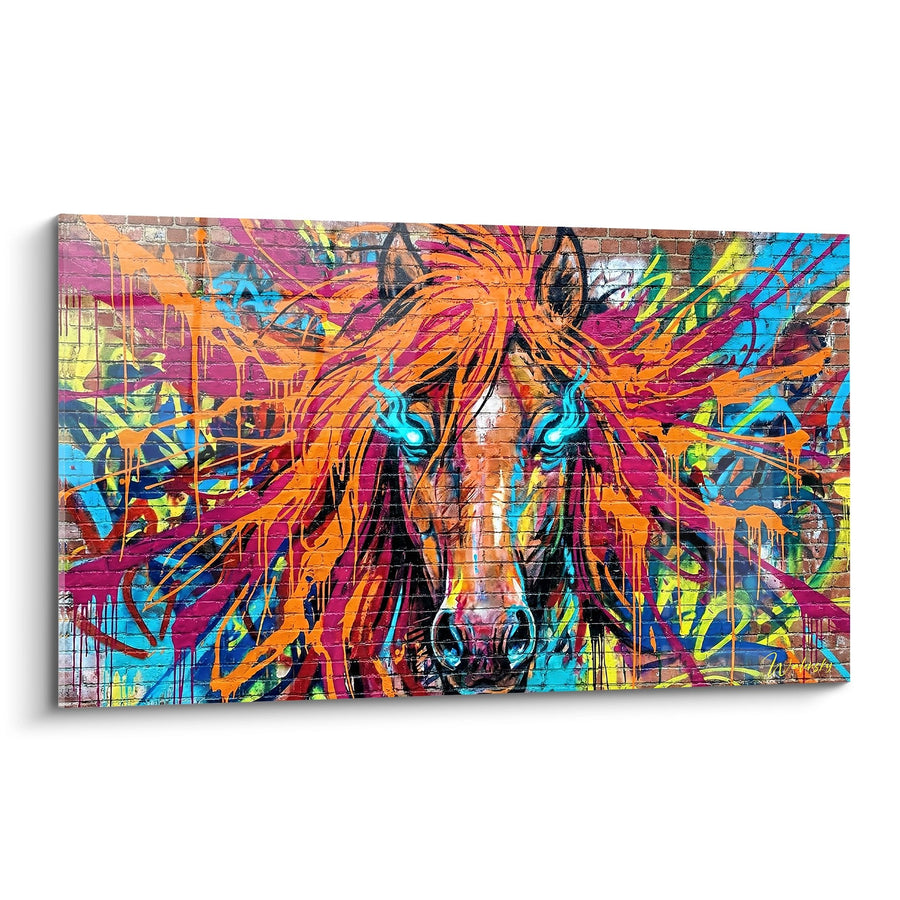 Schilderij paard in felle kleuren oranje magenta en turquoise op een bakstenen muur - Chromatische explosie - Neon fluorescent streetart editie